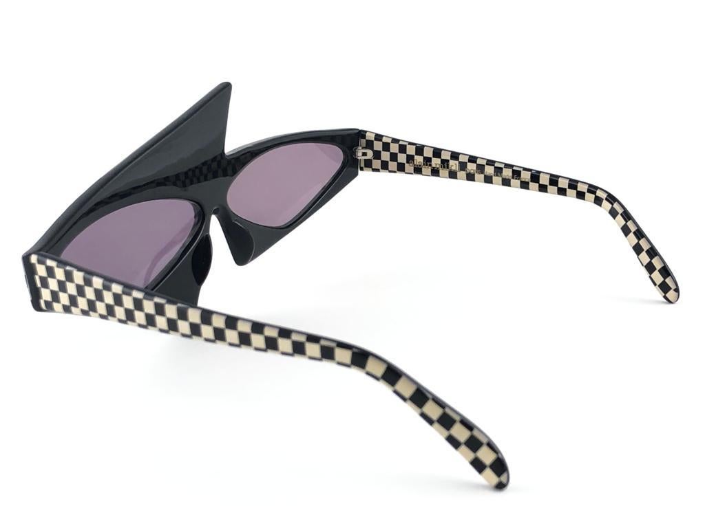 Women's or Men's Vintage Rare Alain Mikli AM82 030 Asymmetrical Black & White Sunglasses 1987