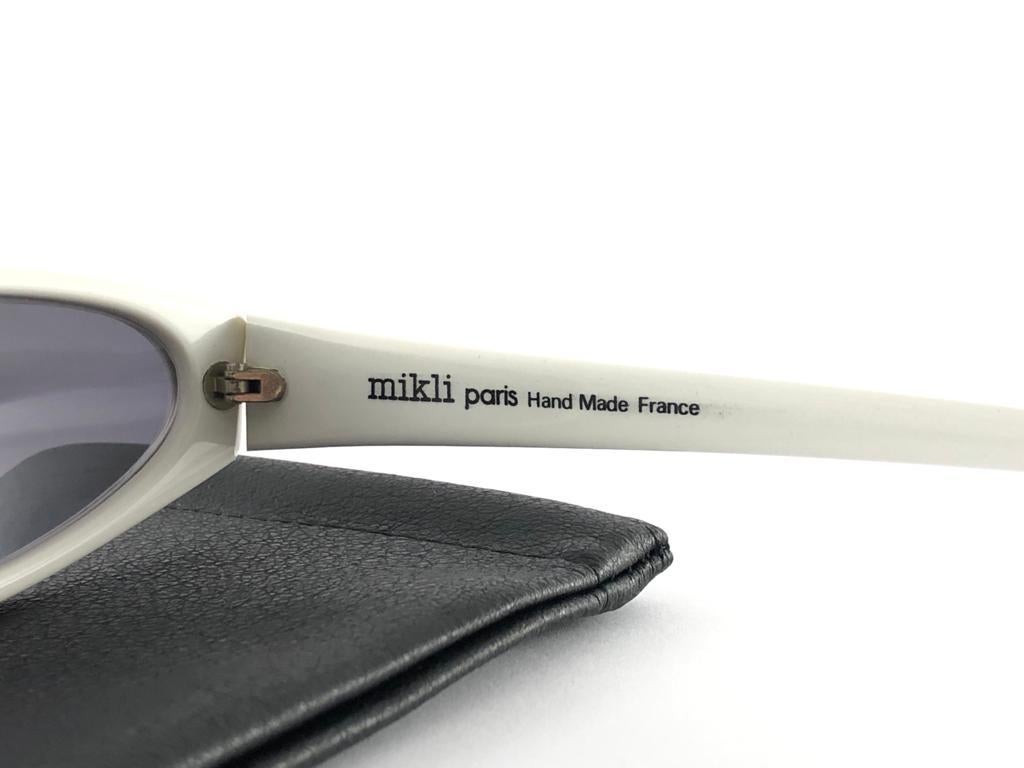 Seldom Vintage Rare Alain Mikli AM 84 asymmetric white frame.

Medium grey lenses.

Please consider that this item is nearly 40 years old so it could show minor sign of wear due to storage.

Made in France.

MEASUREMENTS :

FRONT :                