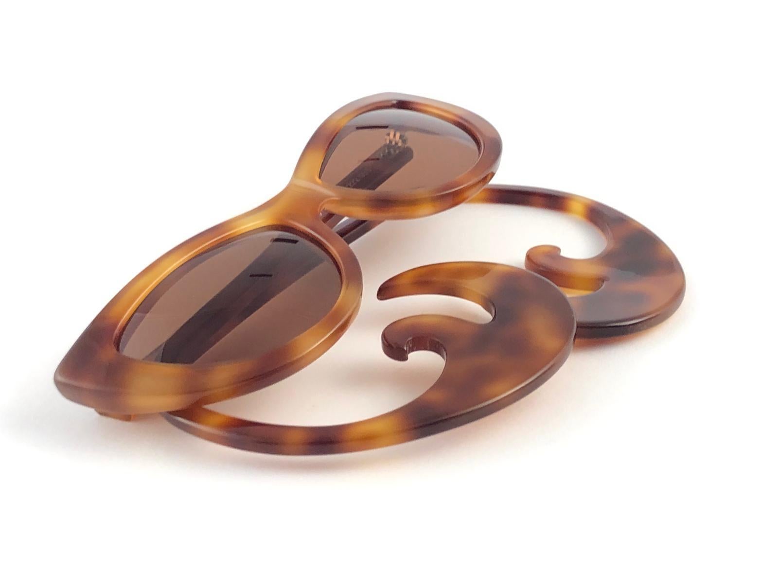 Seldom Vintage Ultra rare Alain Mikli for Chantal Thomass CT87 tortoise sculptural curled temples. An absolute showstopper.

Medium brown lenses.

Please consider that this item is nearly 40 years old so it could show minor sign of wear due to