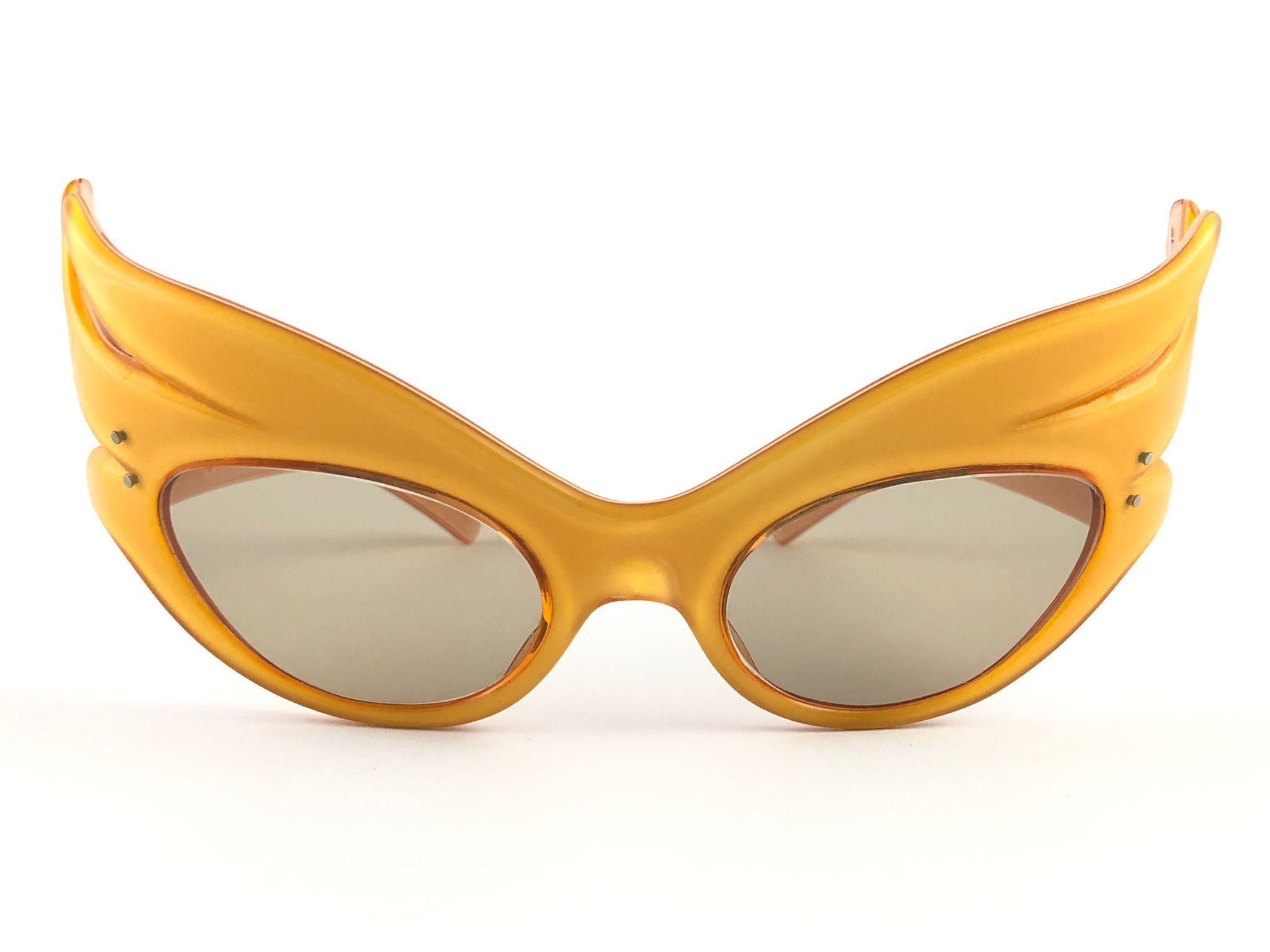 Seldom Vintage Rare Alain Mikli 1987, tangerine prototype frame with spotless light brown lenses.

Please consider that this item is nearly 40 years old so it could show minor sign of wear due to storage.

Made in France.

FRONT : 12 CMS


LENS