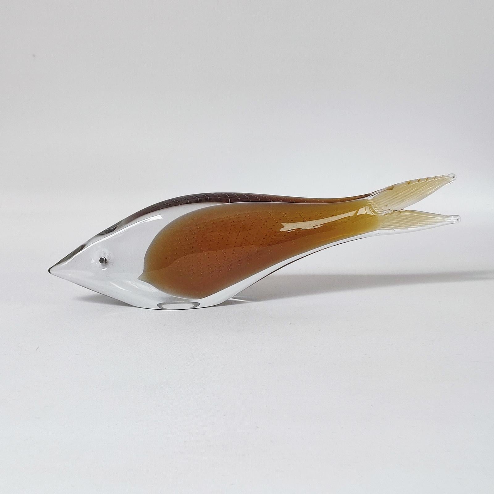 Vintage Rare FM Konstglas Ronneby Bernsteinfisch 32cm lang aus den 1960er Jahren
Ein schönes und seltenes Exemplar einer Fischglasfigur der schwedischen Firma FM Konstglas, hergestellt in der kontrollierten Blasen- und Sommerso-Technik. Die Gebrüder