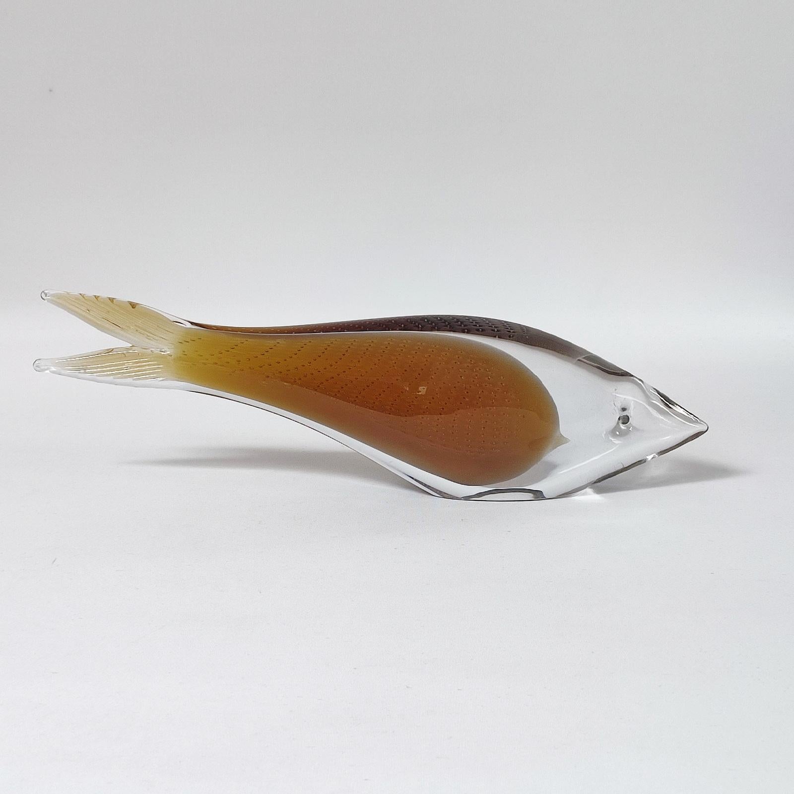 Milieu du XXe siècle Rare poisson en verre ambré de 32 cm de long, années 1960 en vente