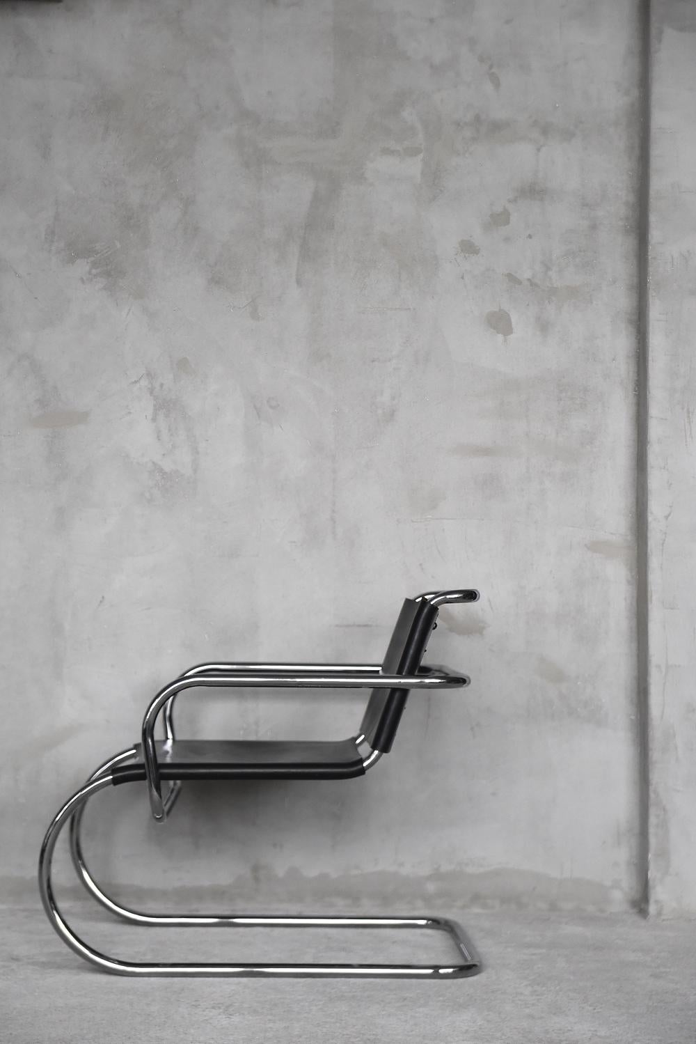 Dieser außergewöhnlich seltene Stuhl mit Armlehnen wurde 1933 von Franco Albini entworfen und in den 1950er Jahren von Tecta hergestellt. Das Gestell besteht aus verchromtem Stahlrohr, während Sitz und Rückenlehne aus echtem Leder mit schöner