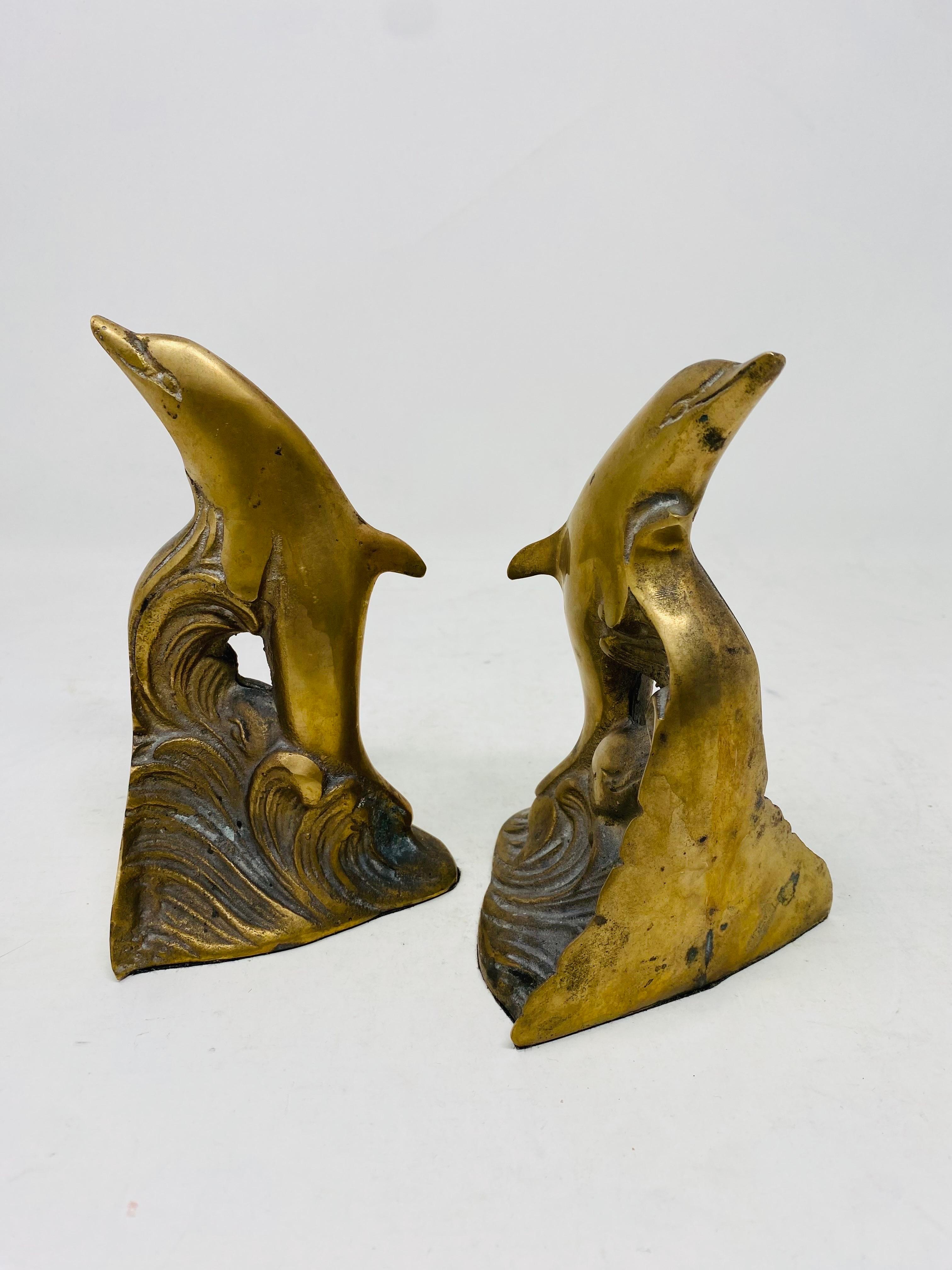 Precioso par de sujetalibros escultura de delfín de latón lastrado. Estas piezas exigen atención y la pátina del latón es rica. Las esculturas de delfines muestran belleza, fuerza y vitalidad, y te transportan a aquella época de glamour