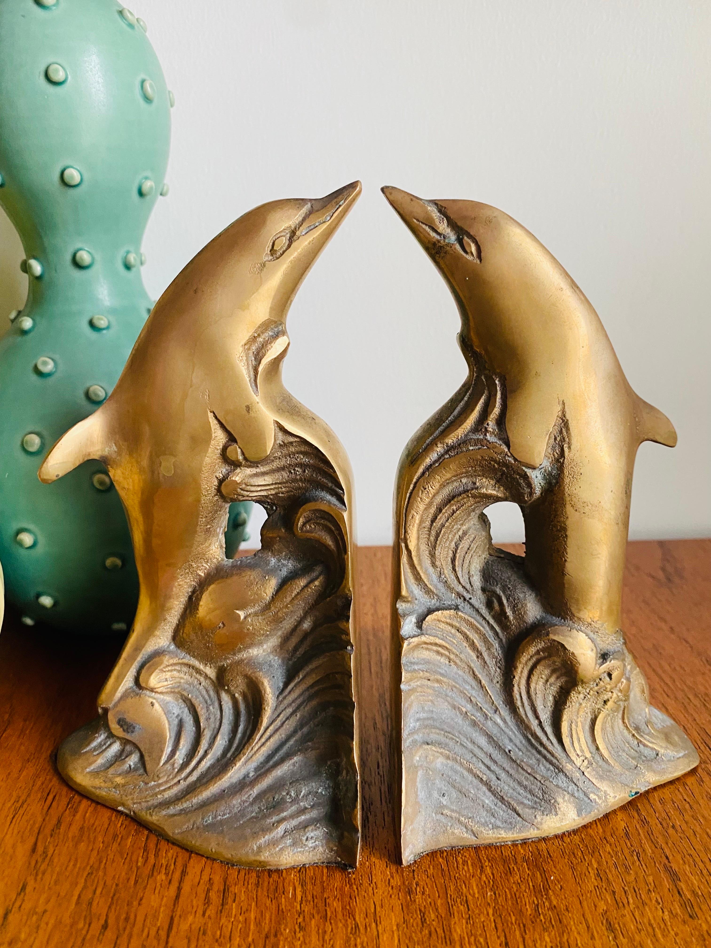 Sujetalibros Escultura Delfín Vintage Rara de Latón en Bueno estado para la venta en San Diego, CA