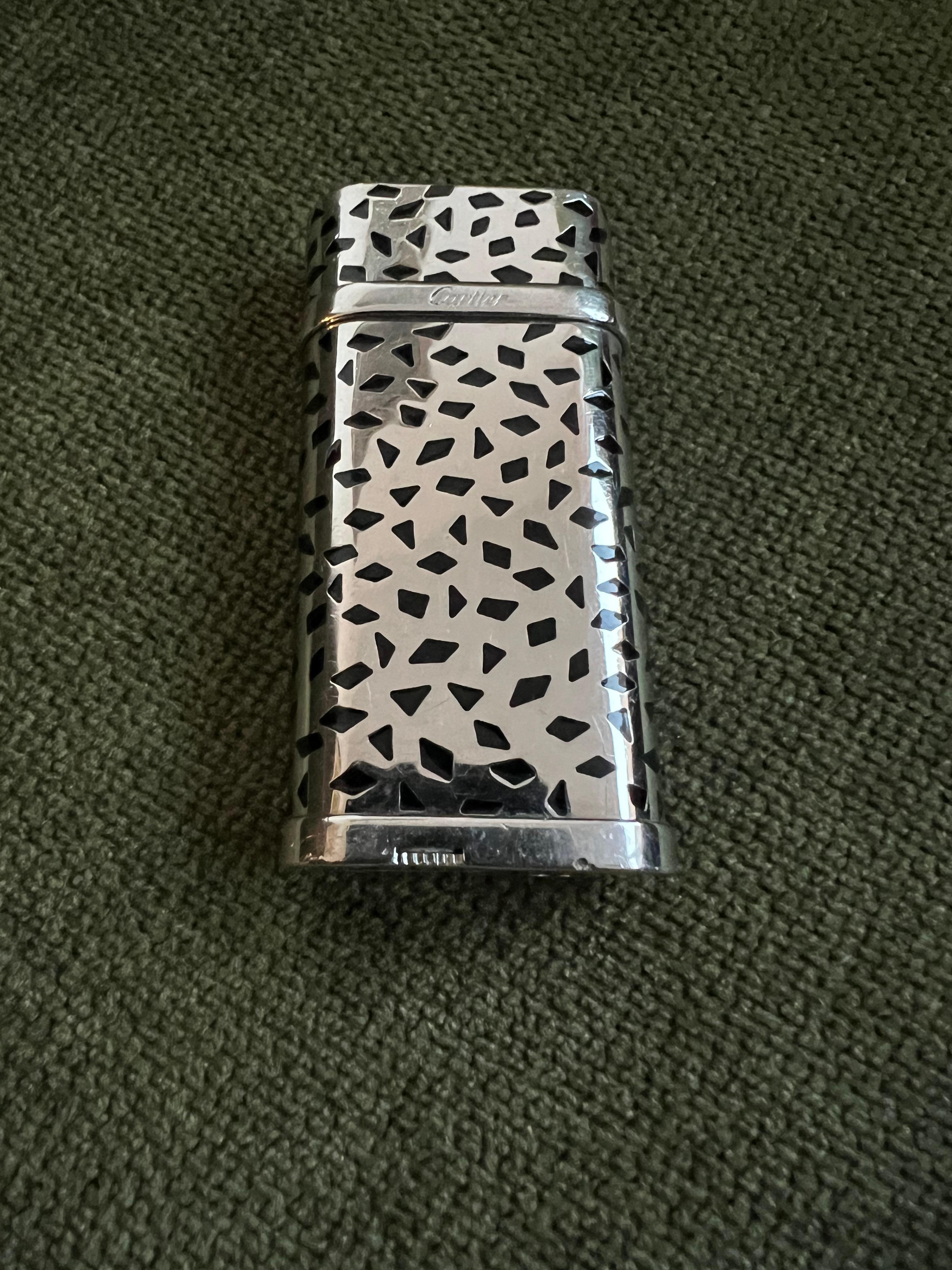 Accendino Cartier vintage e raro con smalto nero 