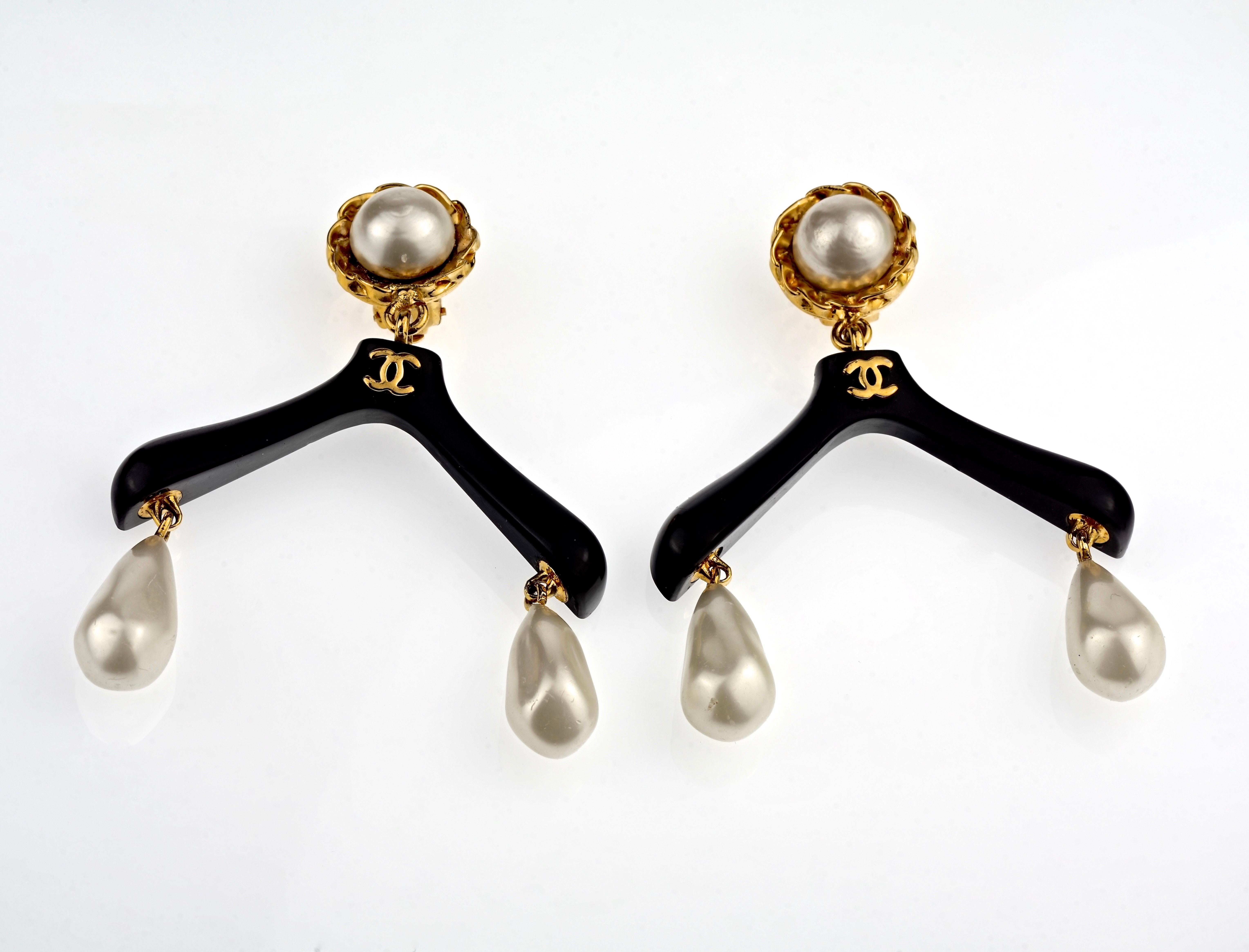 Orecchini Vintage RARE CHANEL Coat Hanger Pearl Drop Novelty in vendita 1