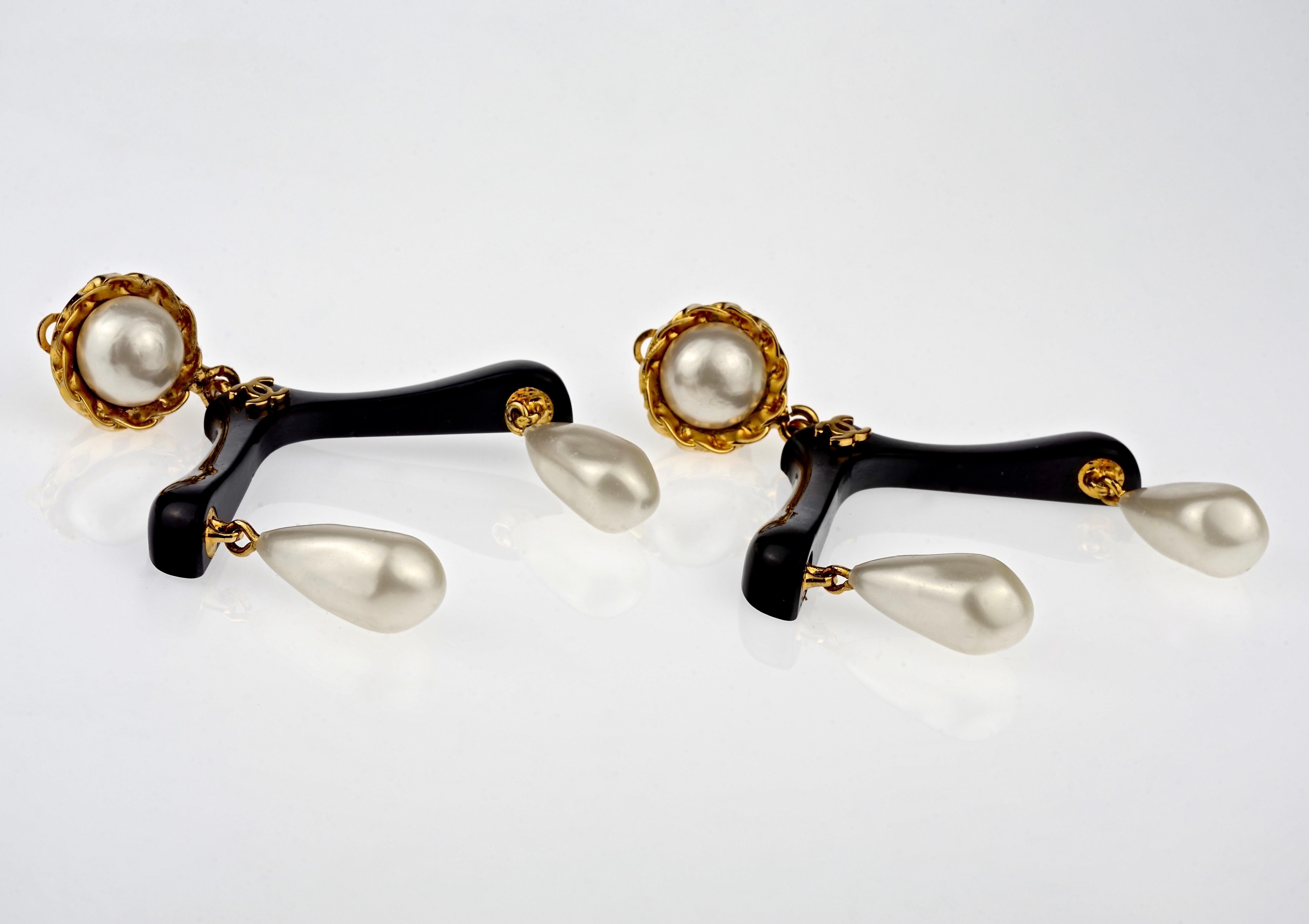Vintage RARE CHANEL Coat Hanger Pearl Drop Novelty Earrings In Good Condition For Sale In Kingersheim, Alsace