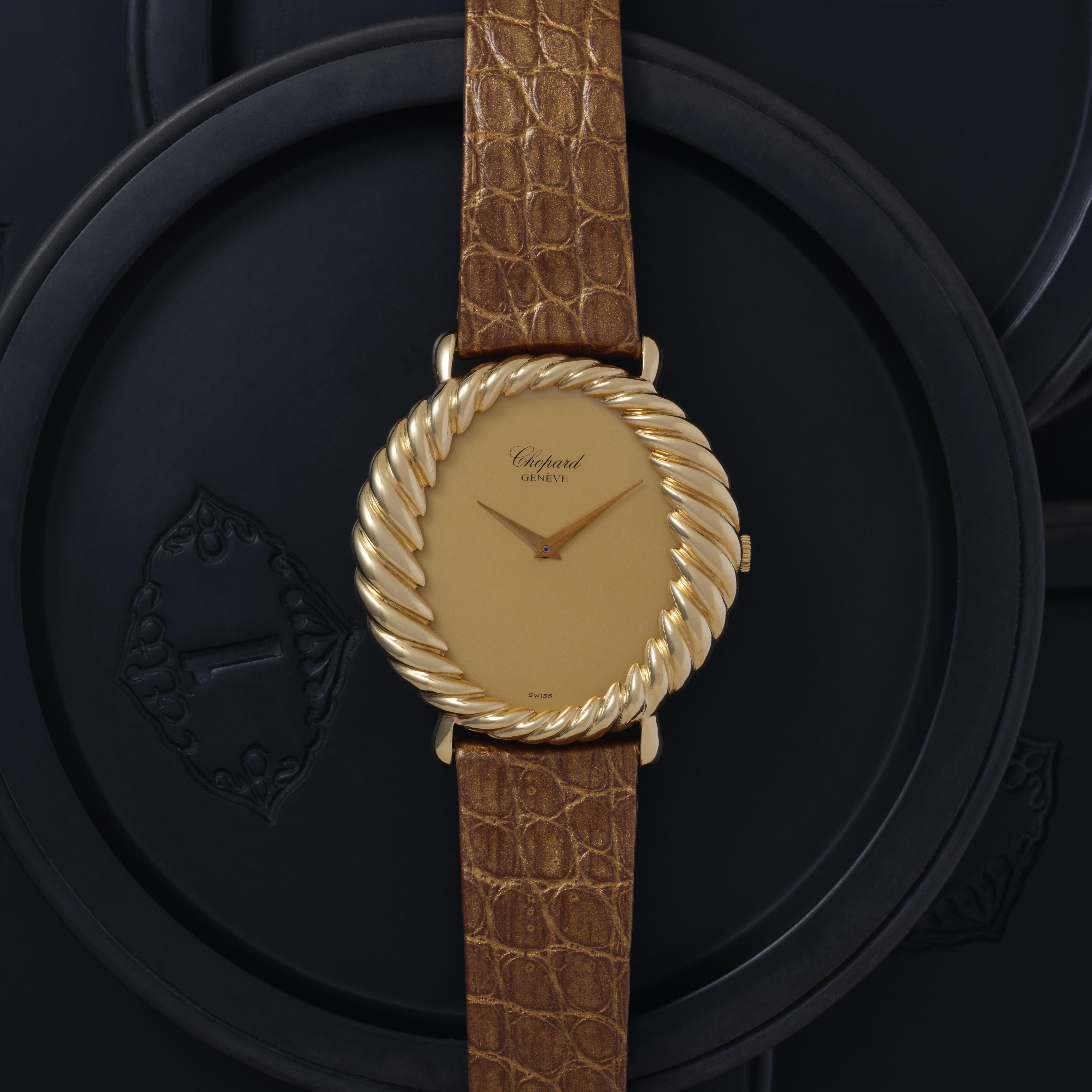 Vintage Rare Chopard 18k Yellow Gold, Model 4015/1, Manual Wind, Made in Switzerland c.1977 with Chopard Service Card 2025 and Chopard travel pouch.

Fabricant : Chopard
Modèle : 4015
Année : 1977
MATERIAL : Or jaune 18 carats sur bracelet Jean