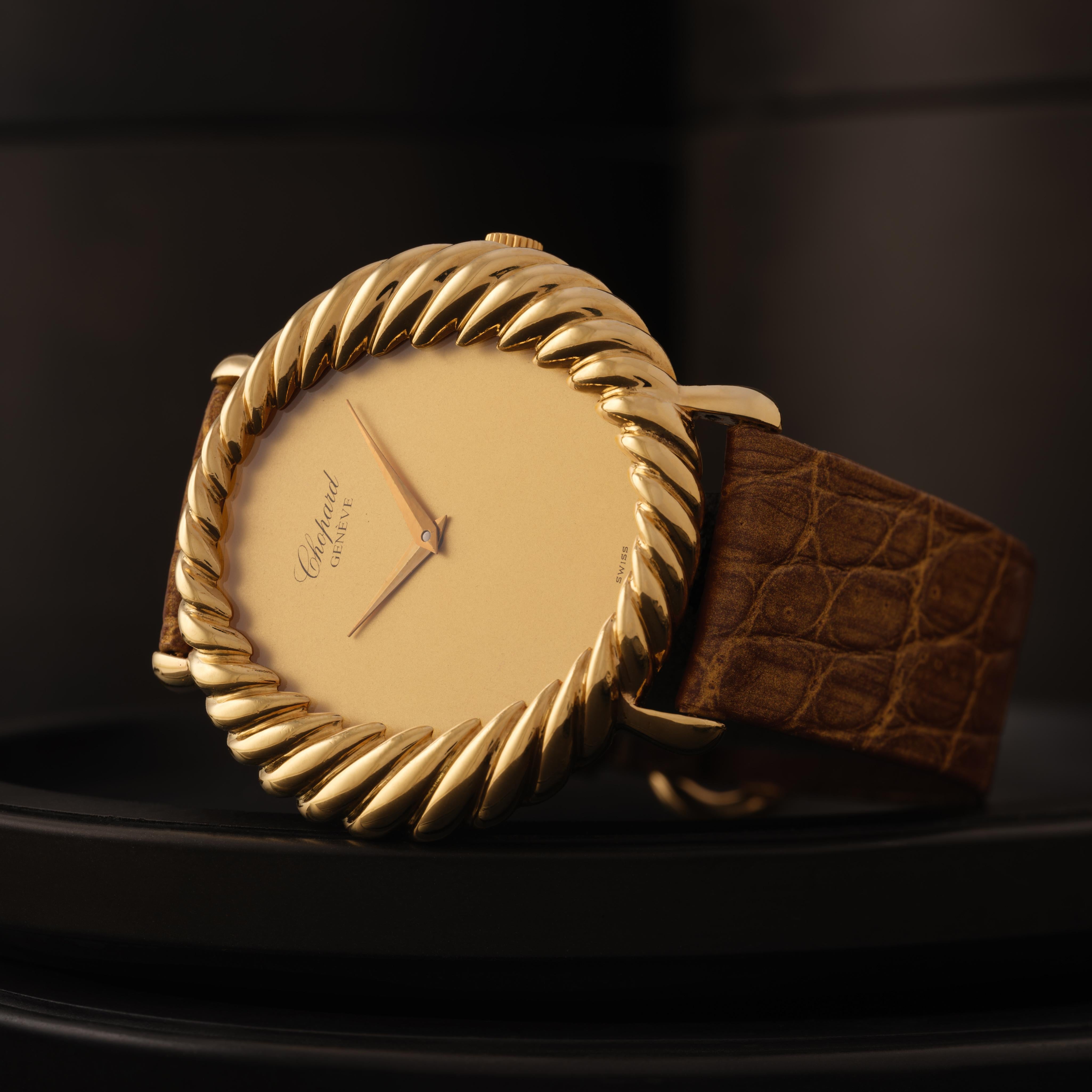 Moderniste Vintage Rare Chopard Model No 4015/1 18 Karat Yellow Gold Card en vente