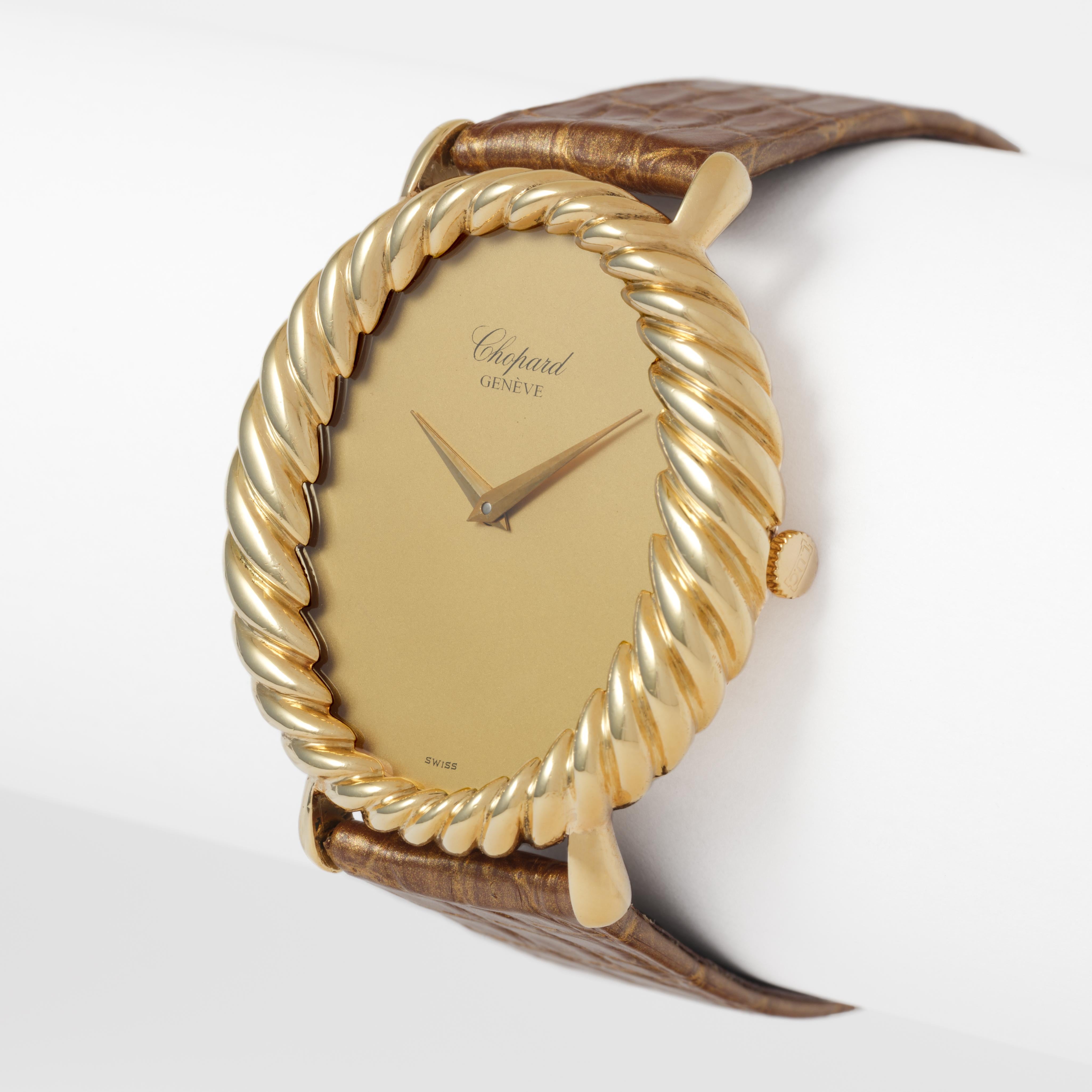 Vintage Rare Chopard Model 4015/1 18 Karat Yellow Gold Card In Excellent Condition For Sale In New York, NY