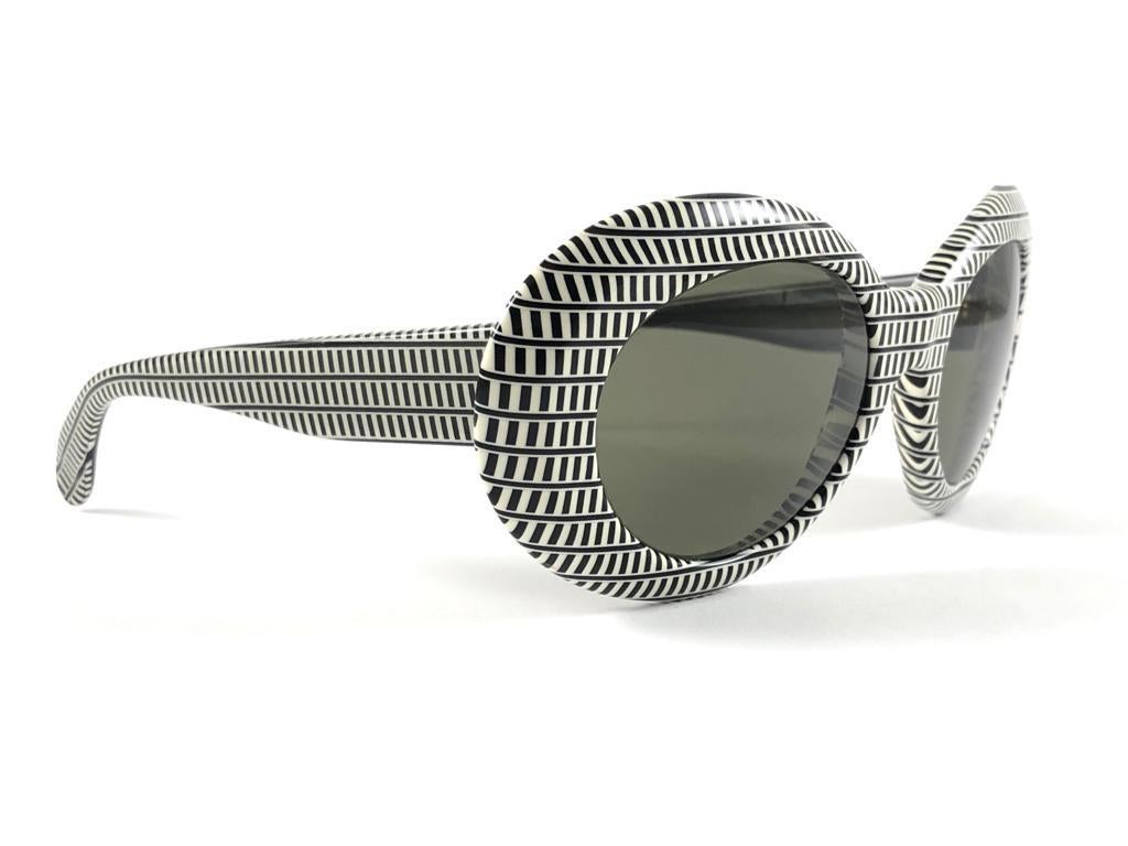 Seltene übergroße bedruckte Vintage-Sonnenbrille von Christian Dior Pre Optyl aus den 60er Jahren Österreich (Grau) im Angebot