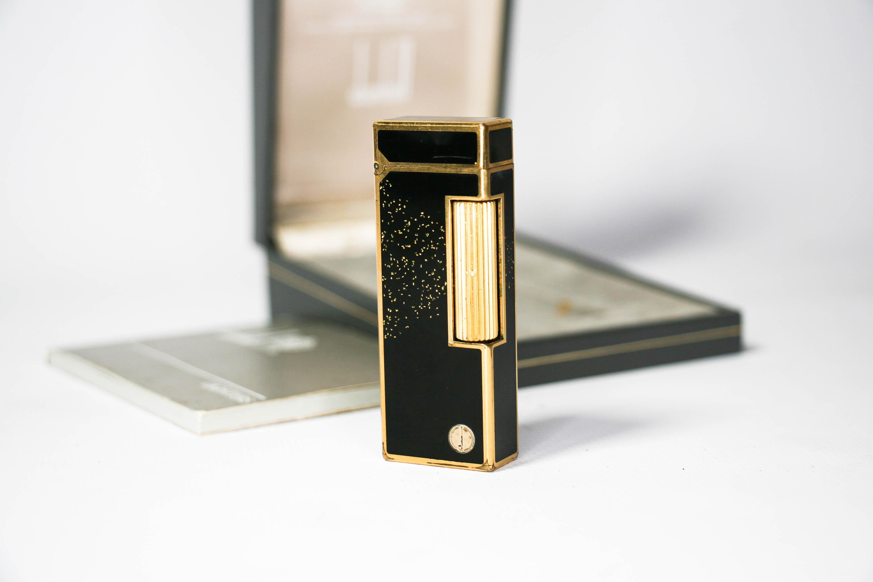 Vintage Dunhill Rollagas lighter Gold Dust In Box 1980

Le nom emblématique de Dunhill est connu pour ses briquets et autres accessoires de fumeur de qualité et de bonne facture. L'origine de la société remonte à l'ouverture par Alfred Dunhill de