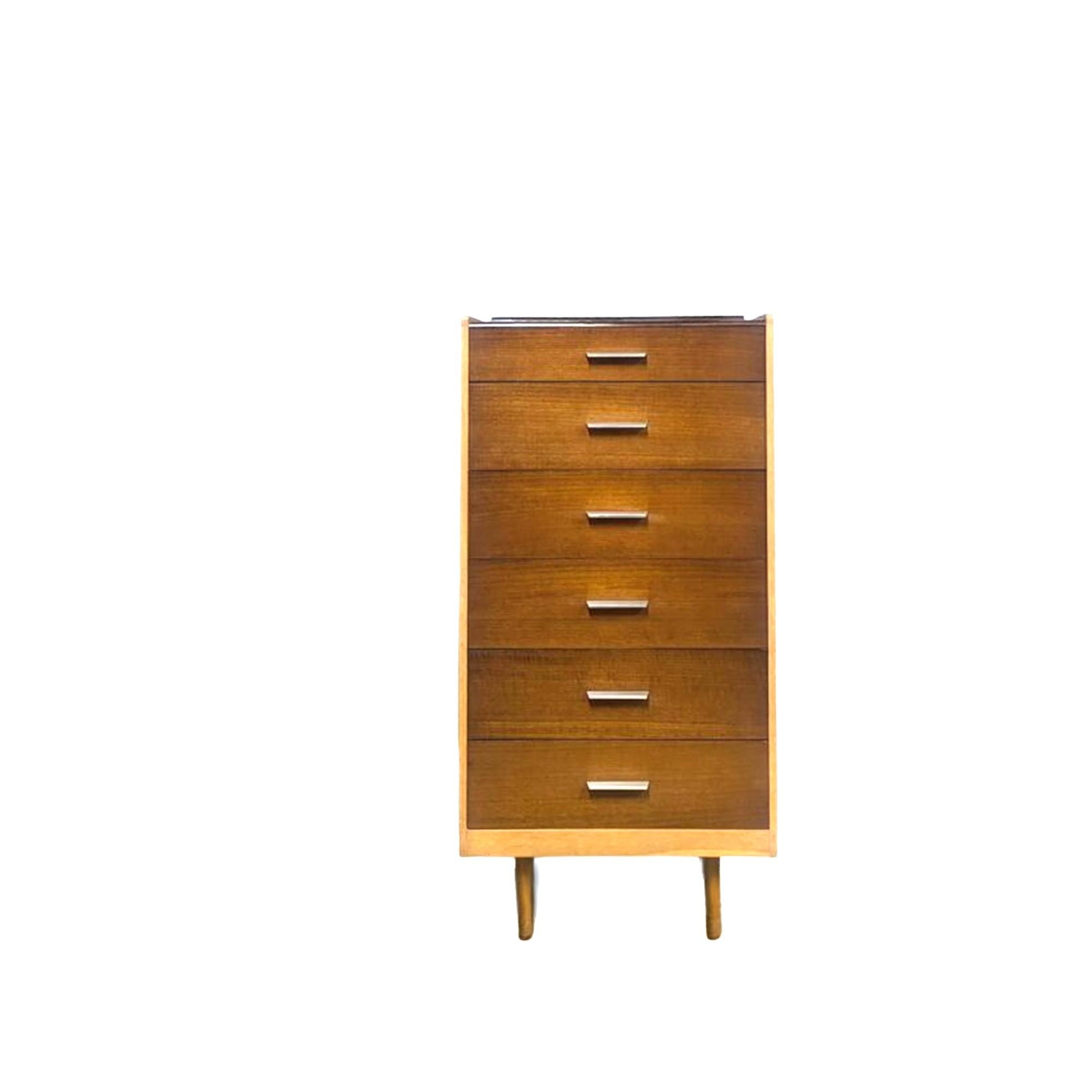 Una cassettiera vintage Stag Fineline Tallboy rara e da collezione John & Sylvia Reid per Stag Furniture. Questo pezzo eccezionale è antecedente alla famosa collezione Fineline dei primi anni Sessanta, il che lo rende un progetto a bassa tiratura e
