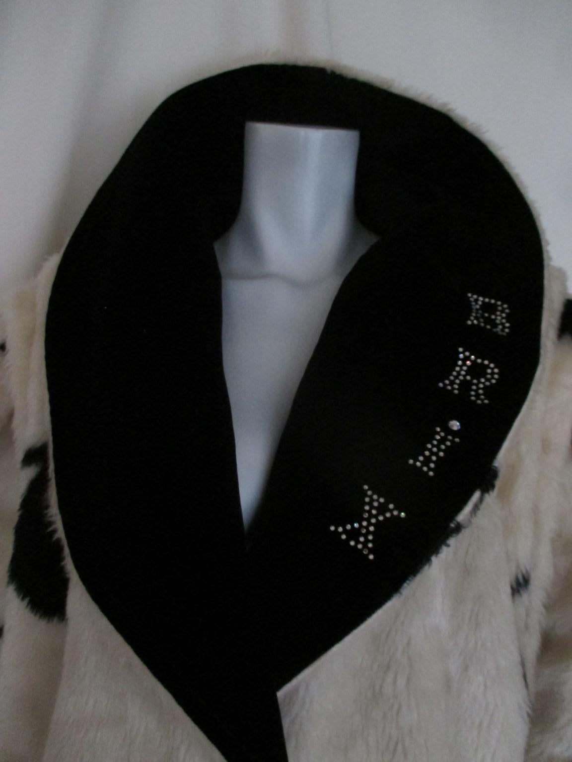 Collectors -item
This rare vintage coat is printed with panda bears with a black velvet collar
Made by Brix, 2 pockets and 1 Panda button
Material : Faux fur
cape coat style , very wide oversized
Its worn and in good vintage condition 
Can be worn
