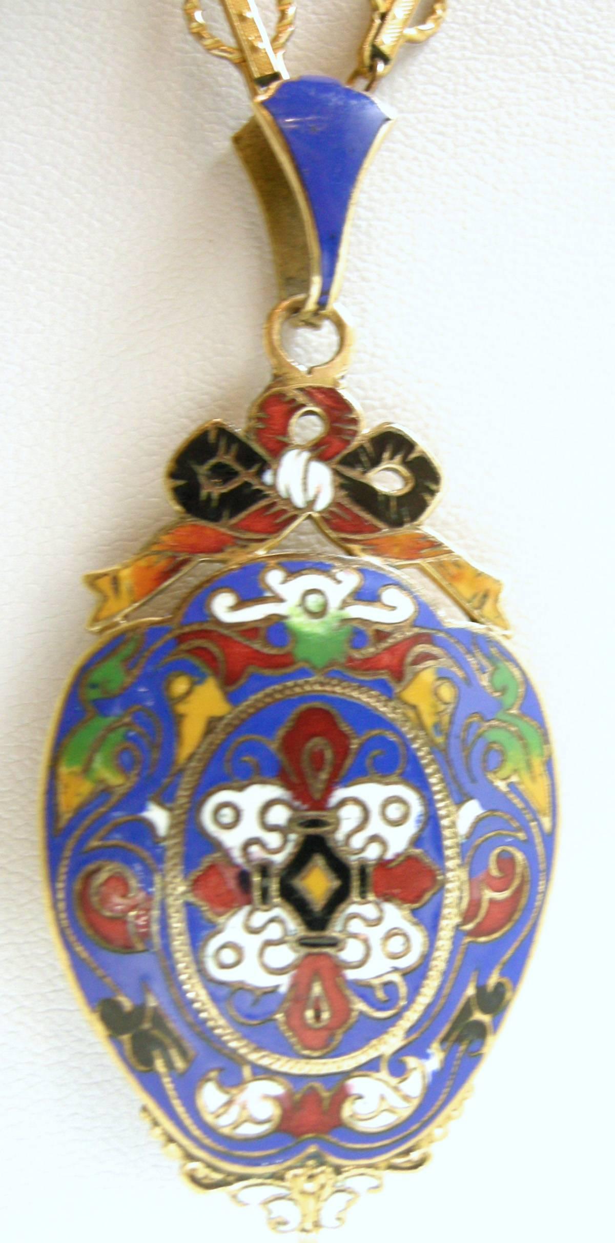 These Victorian Cloisonné lockets are very hard to find especially in such good condition.  The center pendant locket has beautiful hand painted cloisonné enameling and the back opens up to a locket. This one has an old photo. The locket is
