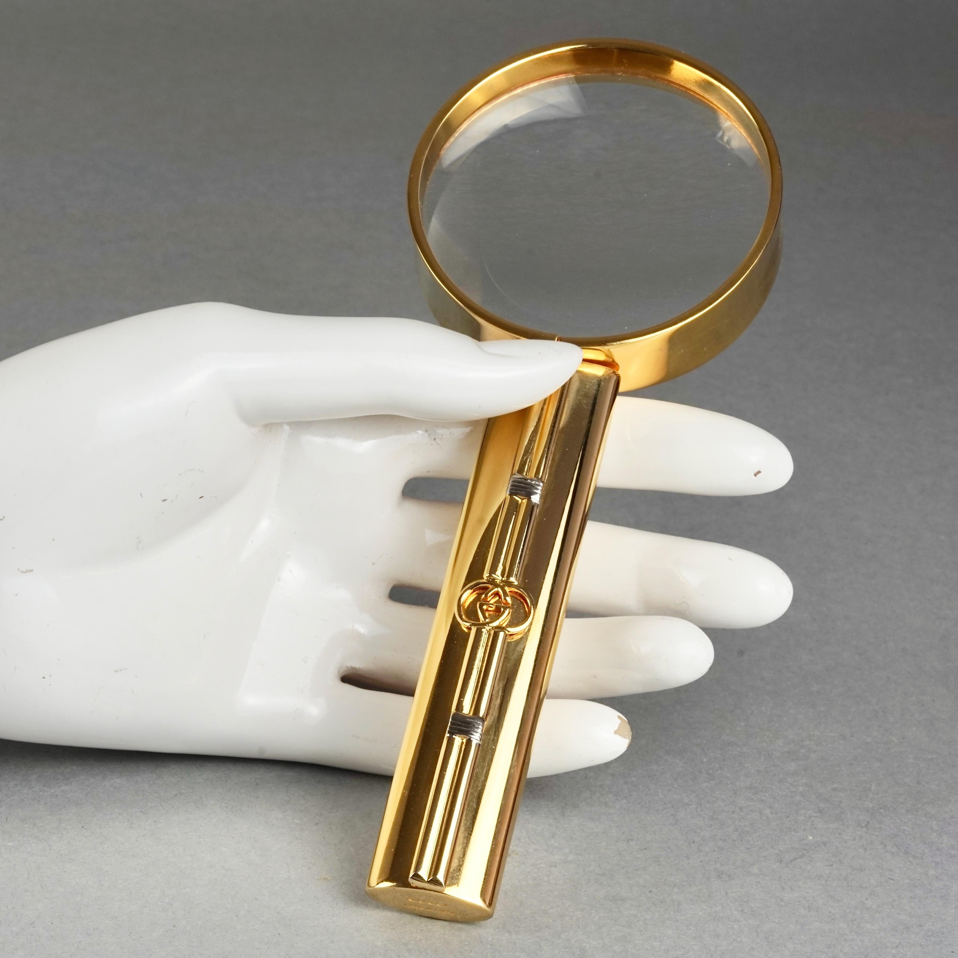 Vintage RARE GUCCI Gold Plated Magnifying Glass 

Measurements:
Diameter: 2.44 inches (6.2 cm)
Thickness Magnifying Glass: 0.59 inch (1.5 cm)
Length: 6.29 inches (16 cm)

Features:
- 100% Authentic GUCCI.
- Gold plated magnifying glass .
- Signed