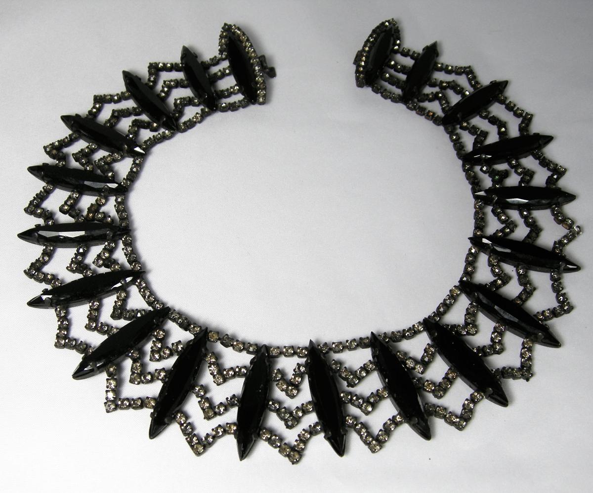 Vintage Rare Hattie Carnegie Black & Rhinestone Collar Necklace In Good Condition For Sale In New York, NY