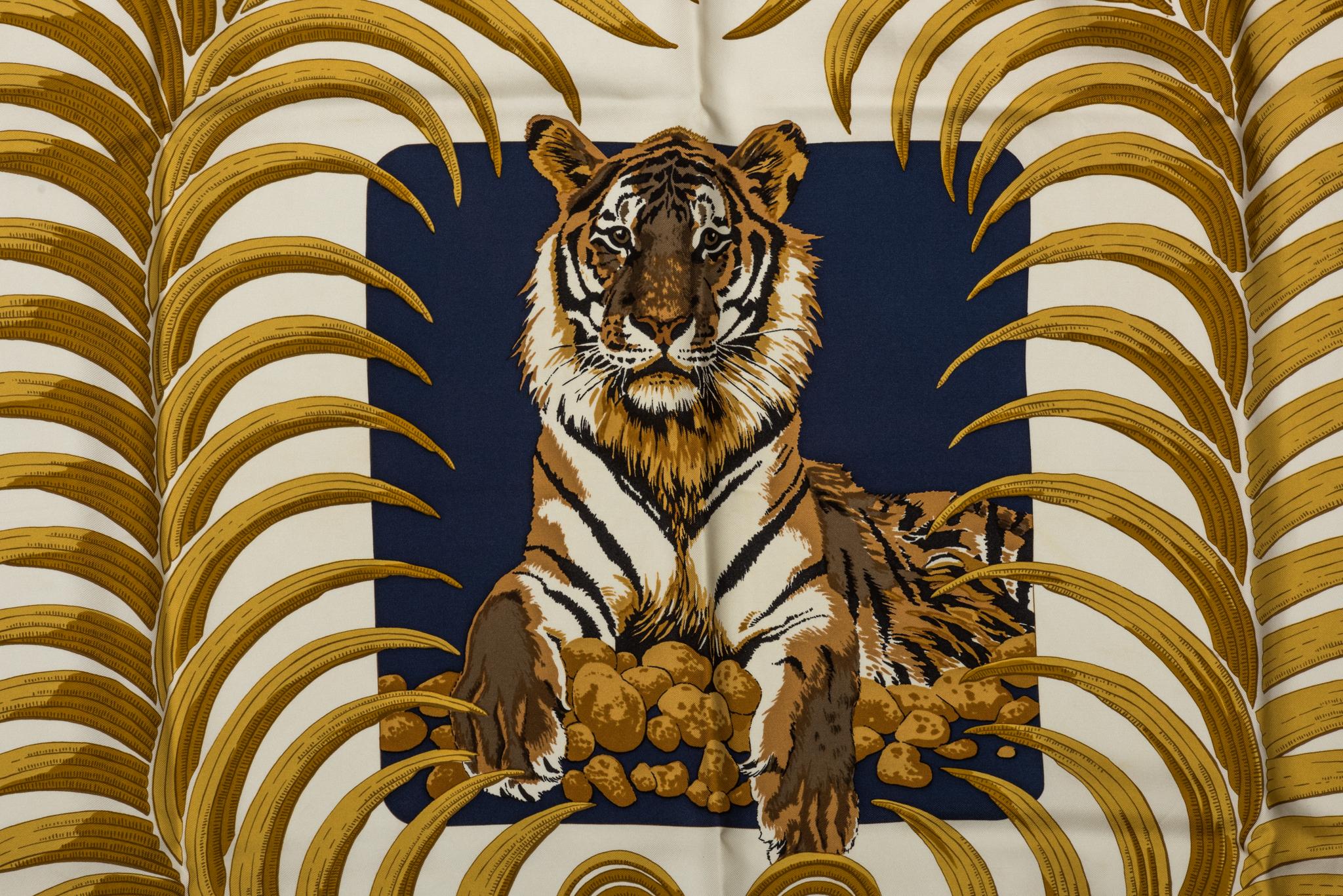 SELTENer Hermès Marineblauer Seiden-Tiger-Schal im Zustand „Gut“ im Angebot in West Hollywood, CA
