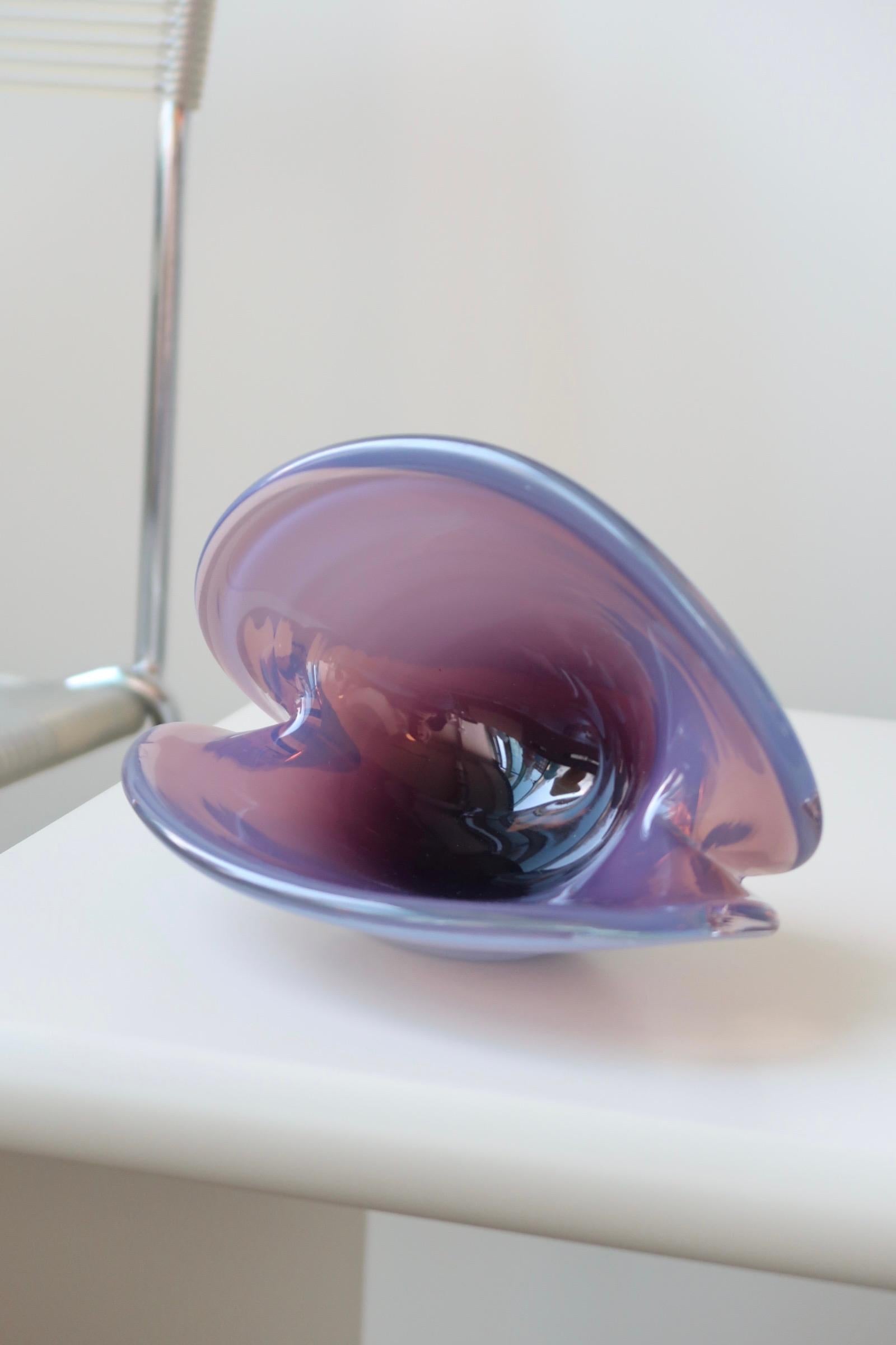 Vintage Murano clam bowl in a beautiful shade of purple. Mouth-blown glass in the shape of a clam. The bowl has two bases and can therefore both stand upright or rest on its side. Handmade in Italy, 1960s-1970s.

L: 18.5cm H:9cm 

