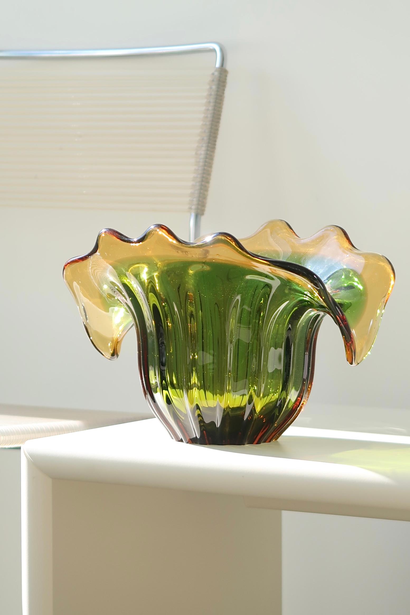 Vintage large Murano clam / clam bowl in Sommerso technique, where green and orange-yellow glass are combined. Beautiful shape and looks great as part of a table setting or for storing fruit. Handmade in Italy, 1960s/70s.

L:26cm H:18cm.



