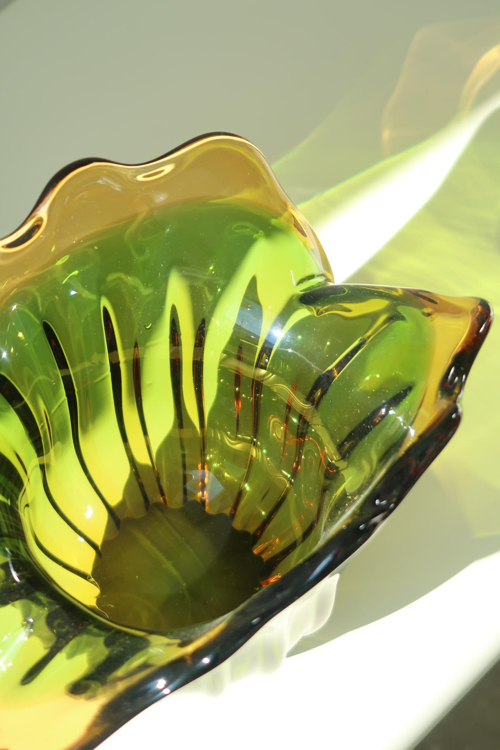 Vintage Rare Italian Murano Sommerso 1970s Shell Clam Bowl Green Yellow Glass In Good Condition In Copenhagen, DK