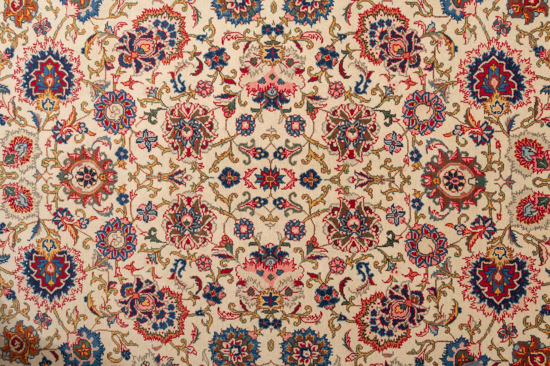 Vintage Rare Ivory Oriental Carpet In Excellent Condition For Sale In Alessandria, Piemonte