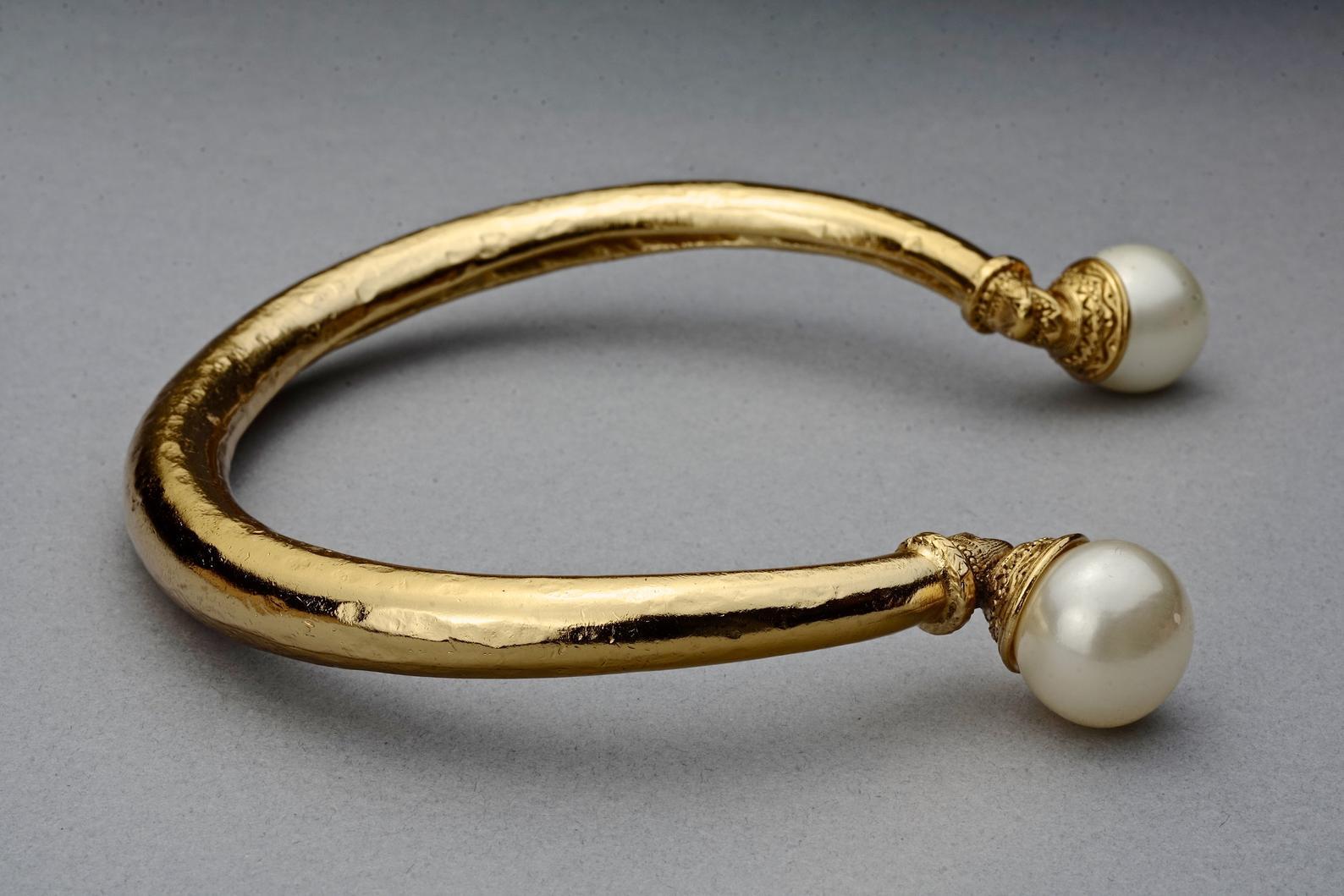 Vintage Rare JEAN LOUIS SCHERRER Rigid Pearl Choker Necklace

Measurements:
Diameter Pearls: 0.82 inch (2.1 cms)
Circumference: 13.97 inches (35.5 cm)

Features:
- 100% Authentic JEAN LOUIS SCHERRER.
- Rigid choker with pearl embellishments.
-