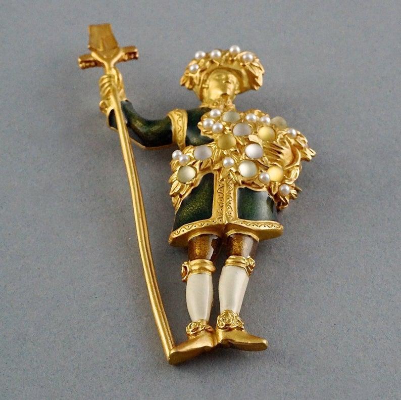 Vintage RARE KARL LAGERFELD Figural Harvest Motif Enamel Brooch In Excellent Condition For Sale In Kingersheim, Alsace