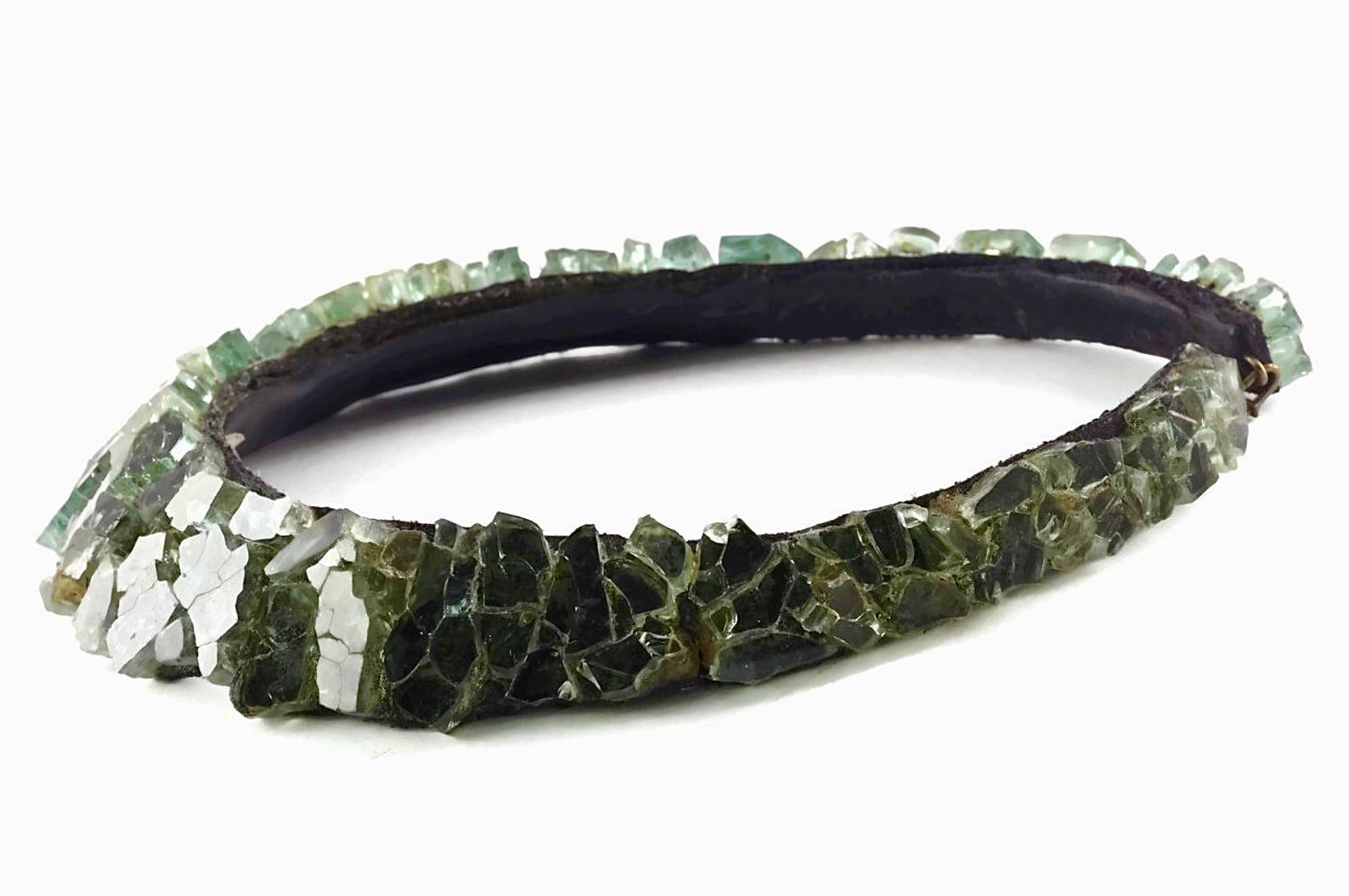 Vintage RARE LILIANE MULLER Crackle Glass Choker Necklace

Measurements:
Height: 1 2/8 inches
Depth: 2/8 inch

Features:
- 100% authentic LILIANE MULLER.
- Glass cracklings in green colour..
- Black leather inside lining.
- Adjustable hook