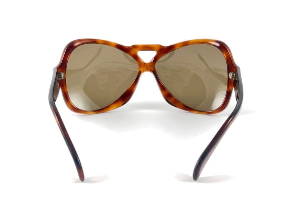 Sunglasses circa 1970's by Menrad.  

Please noticed this item its nearly 50 years old and has been on a private collection, therefore the frame show sign of wear according to age and minimum wear. 
Made in France.

FRONT : 15 CMS

LENS HEIGHT : 5.3