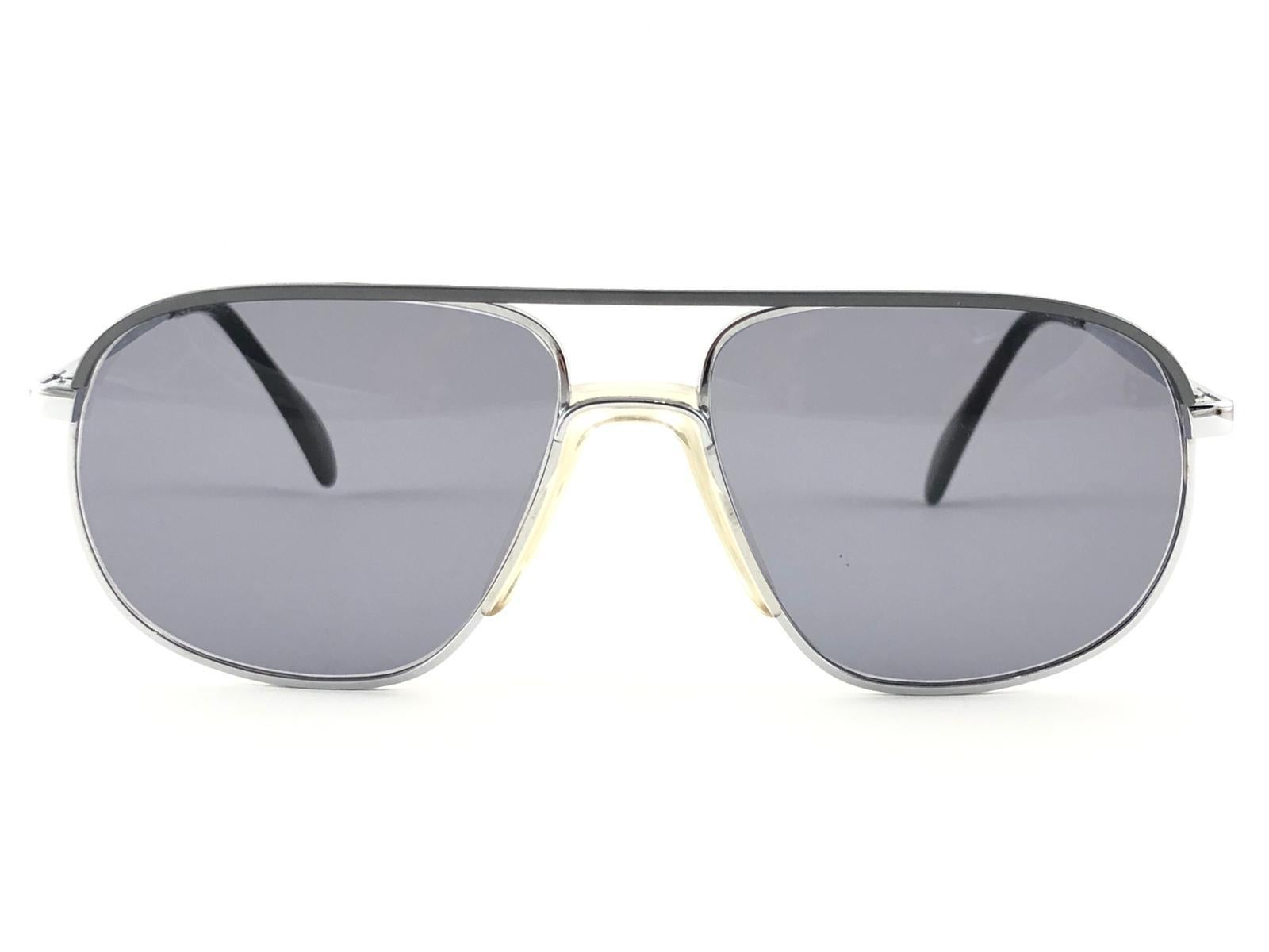 Vintage sunglasses by Menrad M301 craftsmanship and design in a strong and functional frame.
Grey Mate & Silver frame holding a spotless pair of Grey lenses.

Designed and produced in Germany.


MEASUREMENTS:

Front :                      14