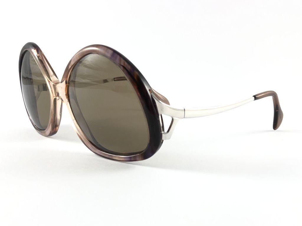 Sunglasses circa 1970's by Neostyle.  

Please noticed this item its nearly 50 years old and has been on a private collection, therefore the frame show sign of wear according to age and minimum wear. 
Made in France.

FRONT : 14.5 CMS 

LENS HEIGHT
