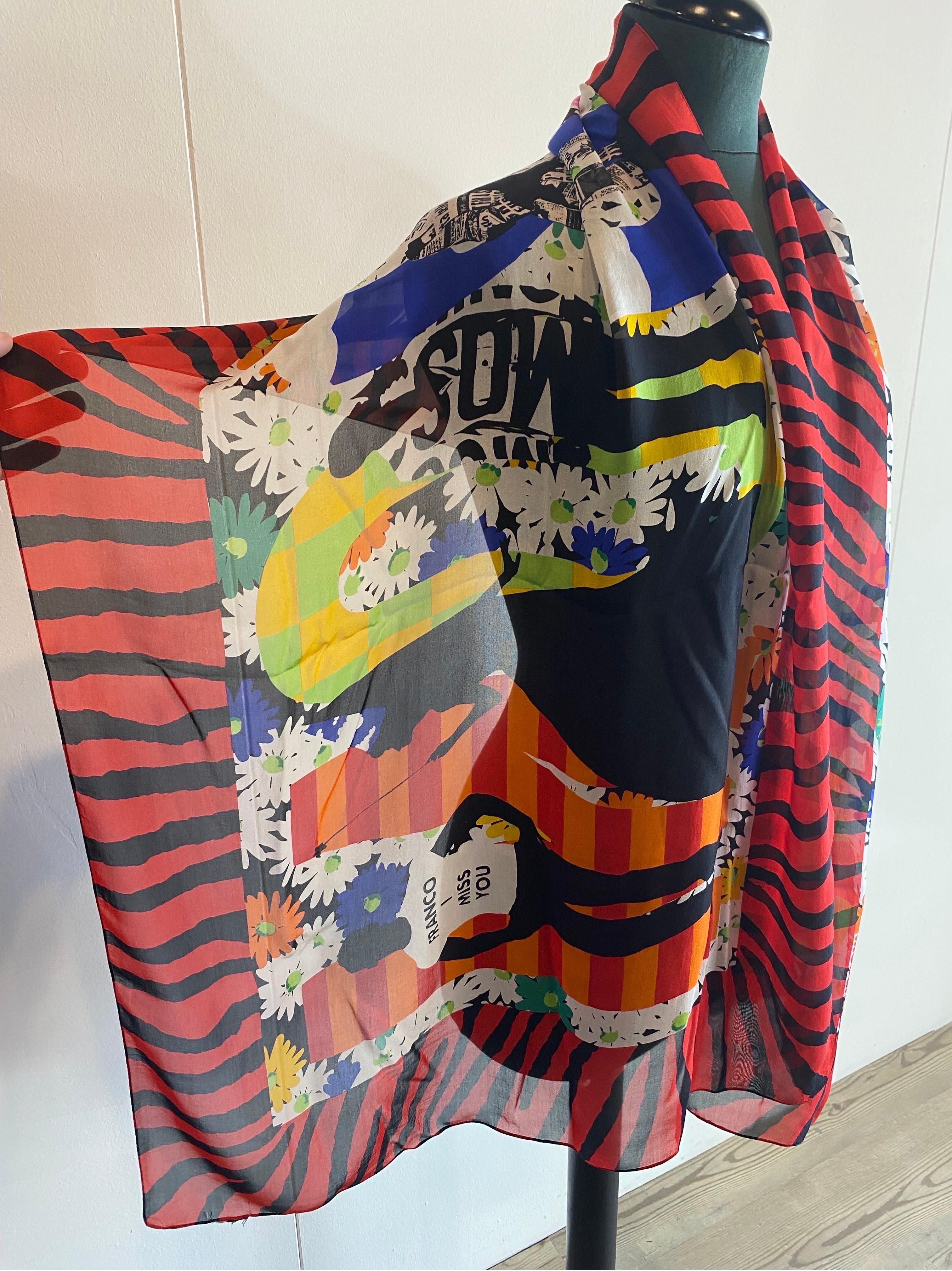 Sciarpa a fantasia Moschino 
Senza l'etichetta pensiamo che sia seta.
Vintage anni '90. Fantasia rara.
Altri personaggi. È anche bello da appendere.
Misure: 65 x 170 cm.
In buone condizioni, con segni di normale utilizzo