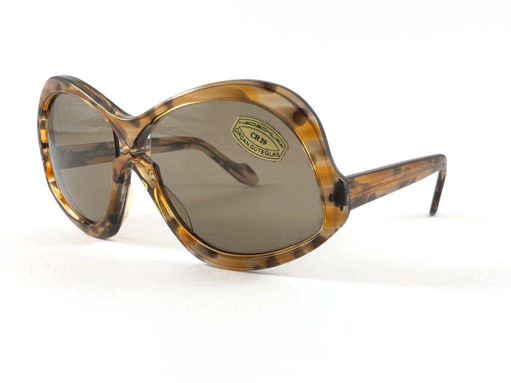 Sunglasses circa 1970's by Neostyle.  

Please noticed this item its nearly 50 years old and has been on a private collection, therefore the frame show sign of wear according to age and minimum wear. 
Made in France.

FRONT : 14 CMS

LENS HEIGHT : 5