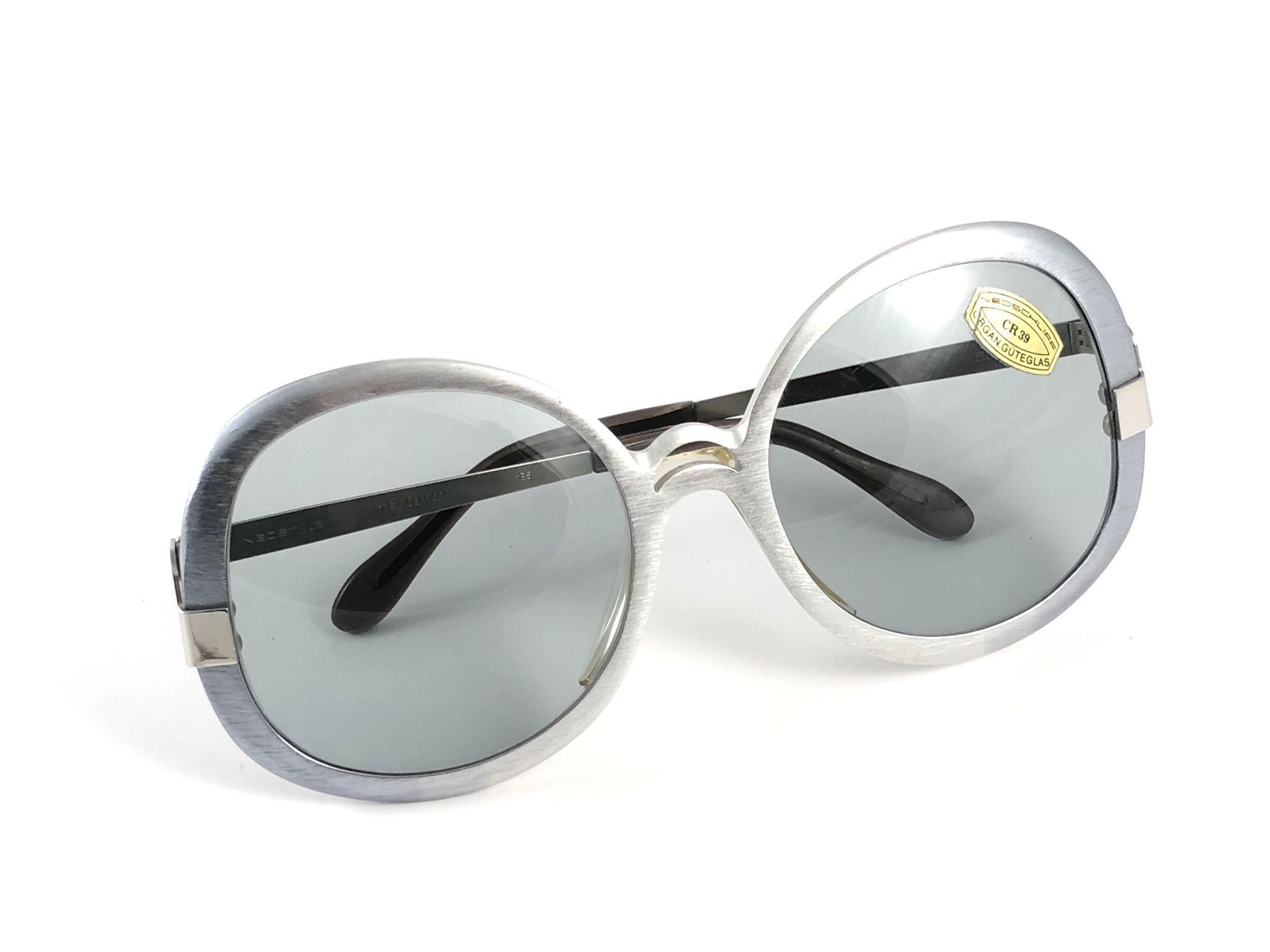 Sunglasses circa 1970's by Neostyle.  

Please noticed this item its nearly 50 years old and has been on a private collection, therefore the frame show sign of wear according to age and minimum wear. 
Made in France.

FRONT : 14 CMS 

LENS HEIGHT :