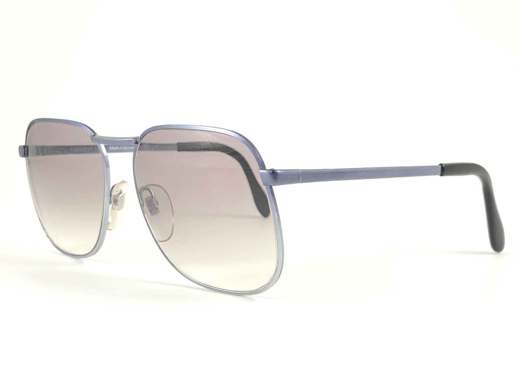 Sonnenbrille aus den 1970er Jahren von Neostyle.  

Bitte beachten Sie, dass dieser Artikel fast 50 Jahre alt ist und sich in einer Privatsammlung befunden hat, daher weist der Rahmen altersgemäße und minimale Gebrauchsspuren auf. 
Hergestellt in