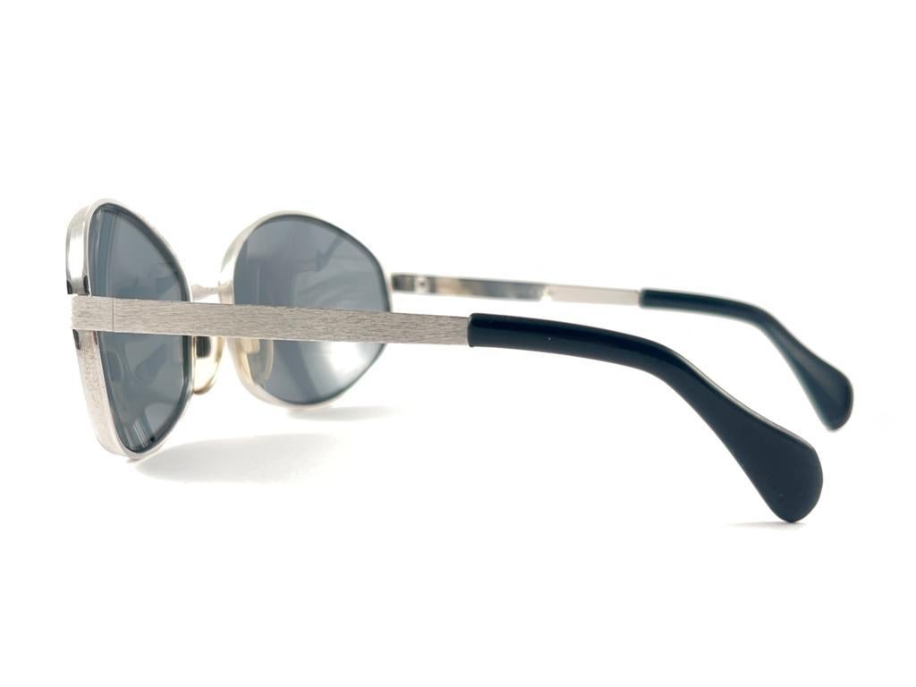 Seltene übergroße silberne Vintage-Sonnenbrille im neoklassischen Stil von 1970 im Angebot 5