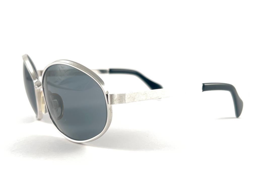 Seltene übergroße silberne Vintage-Sonnenbrille im neoklassischen Stil von 1970 im Angebot 6