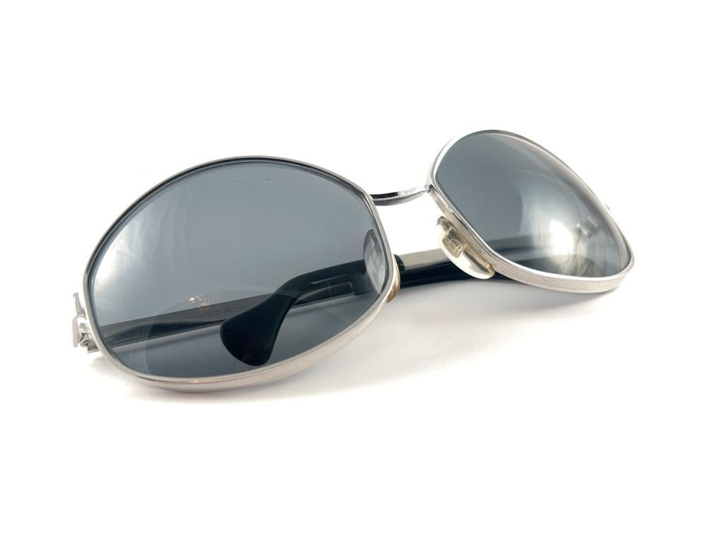 Seltene übergroße silberne Vintage-Sonnenbrille im neoklassischen Stil von 1970 (Silber) im Angebot