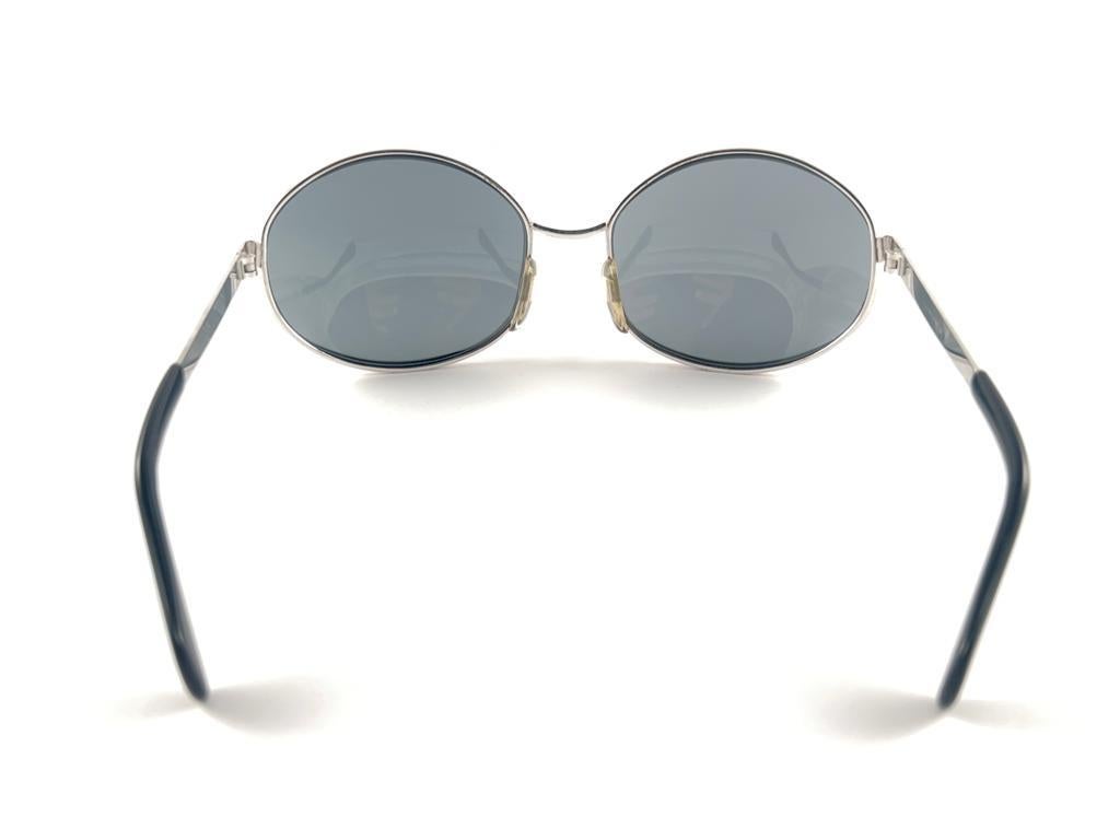 Seltene übergroße silberne Vintage-Sonnenbrille im neoklassischen Stil von 1970 Damen im Angebot