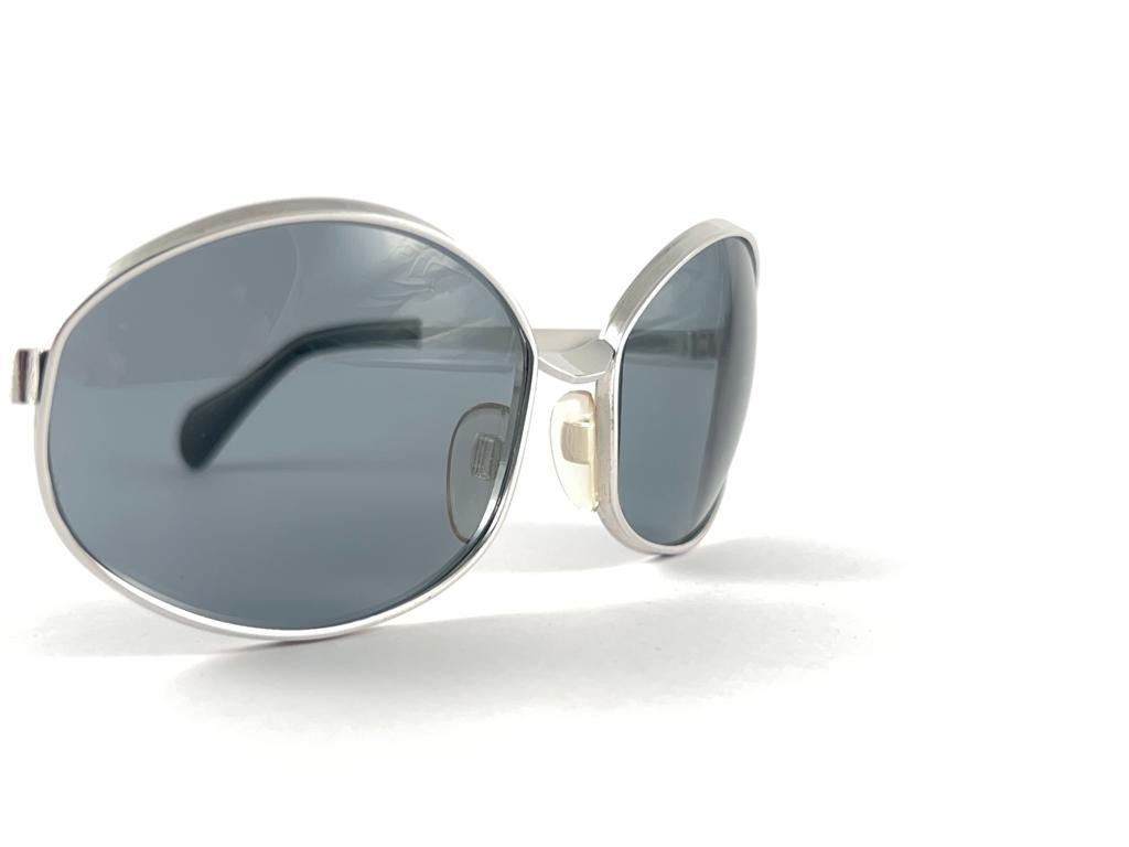 Seltene übergroße silberne Vintage-Sonnenbrille im neoklassischen Stil von 1970 im Angebot 1