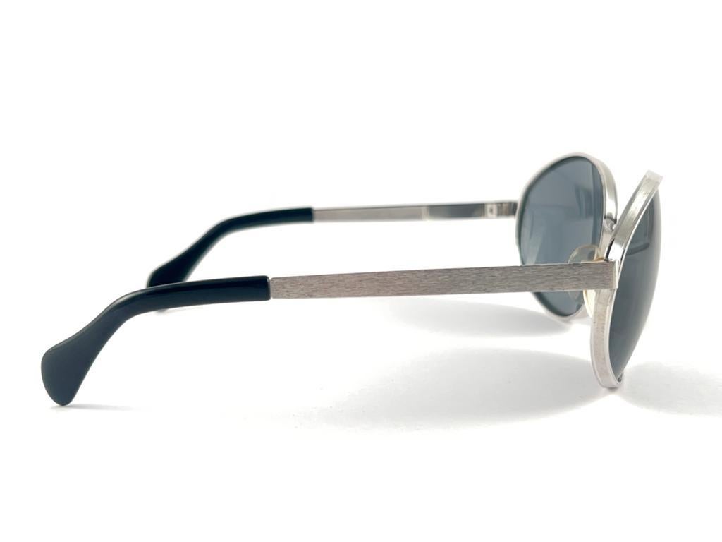 Seltene übergroße silberne Vintage-Sonnenbrille im neoklassischen Stil von 1970 im Angebot 2