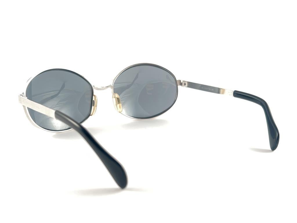 Seltene übergroße silberne Vintage-Sonnenbrille im neoklassischen Stil von 1970 im Angebot 4