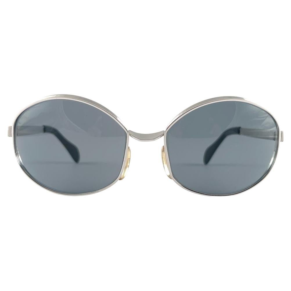 Seltene übergroße silberne Vintage-Sonnenbrille im neoklassischen Stil von 1970 im Angebot