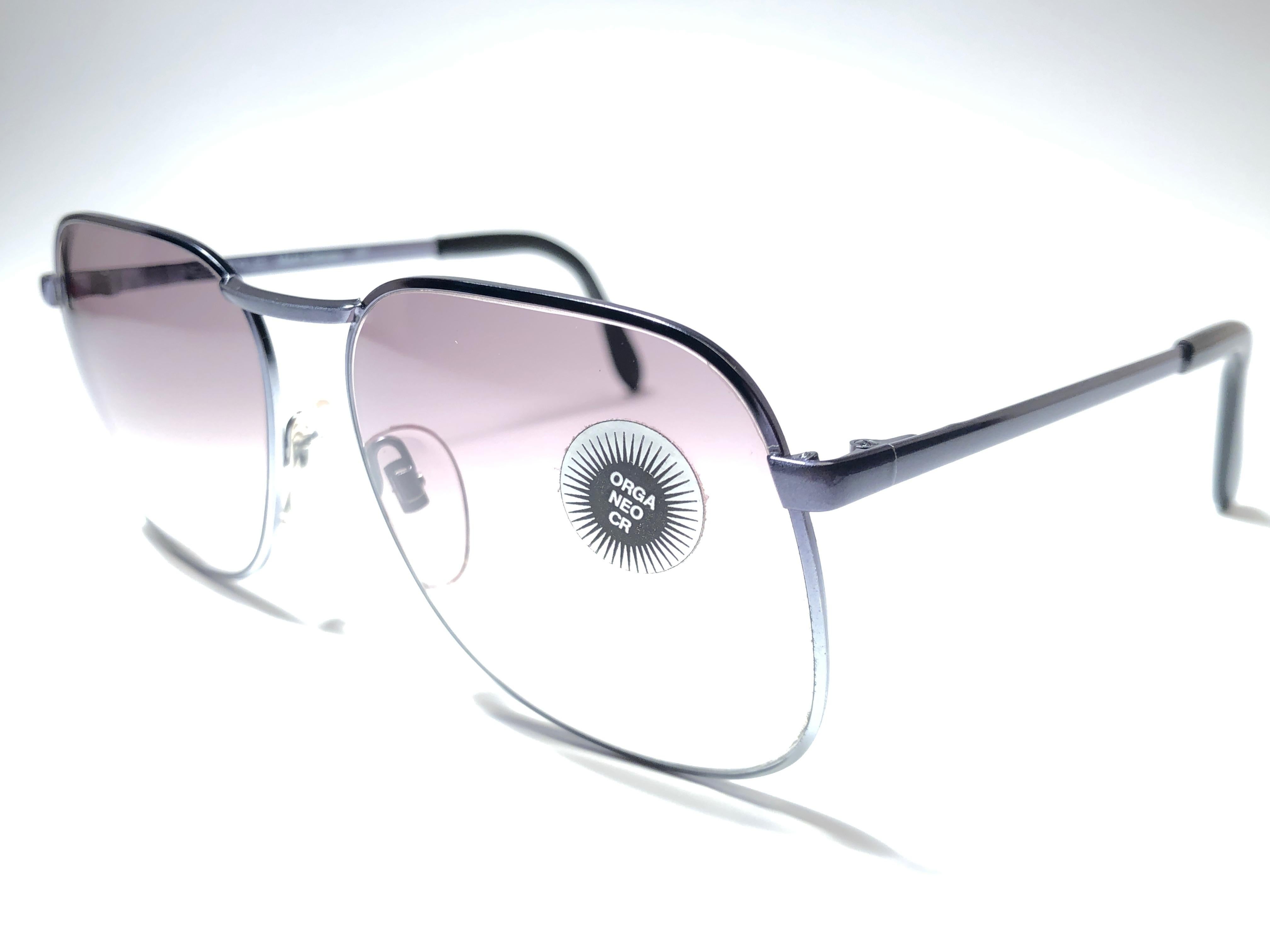 Sonnenbrille von Neostyle aus den 1970er Jahren.  

Bitte beachten Sie, dass dieser Artikel fast 50 Jahre alt ist und sich in einer privaten Sammlung befand, daher weist der Rahmen altersgemäße und minimale Gebrauchsspuren auf. 
Hergestellt in