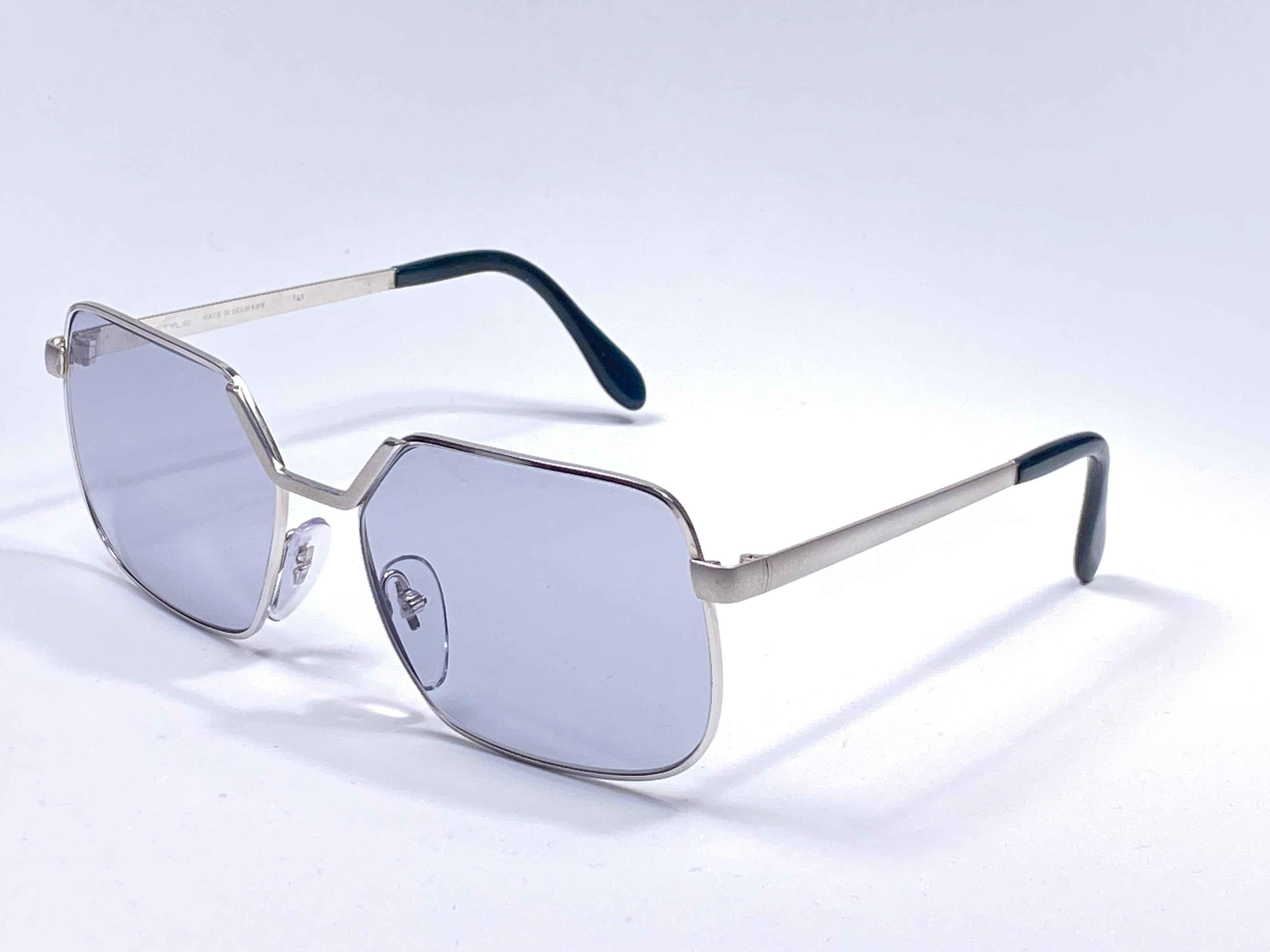 Violet Rare lunettes de soleil vintage de style néo-style smart gris mat et argentées à monture réglable 1970 en vente