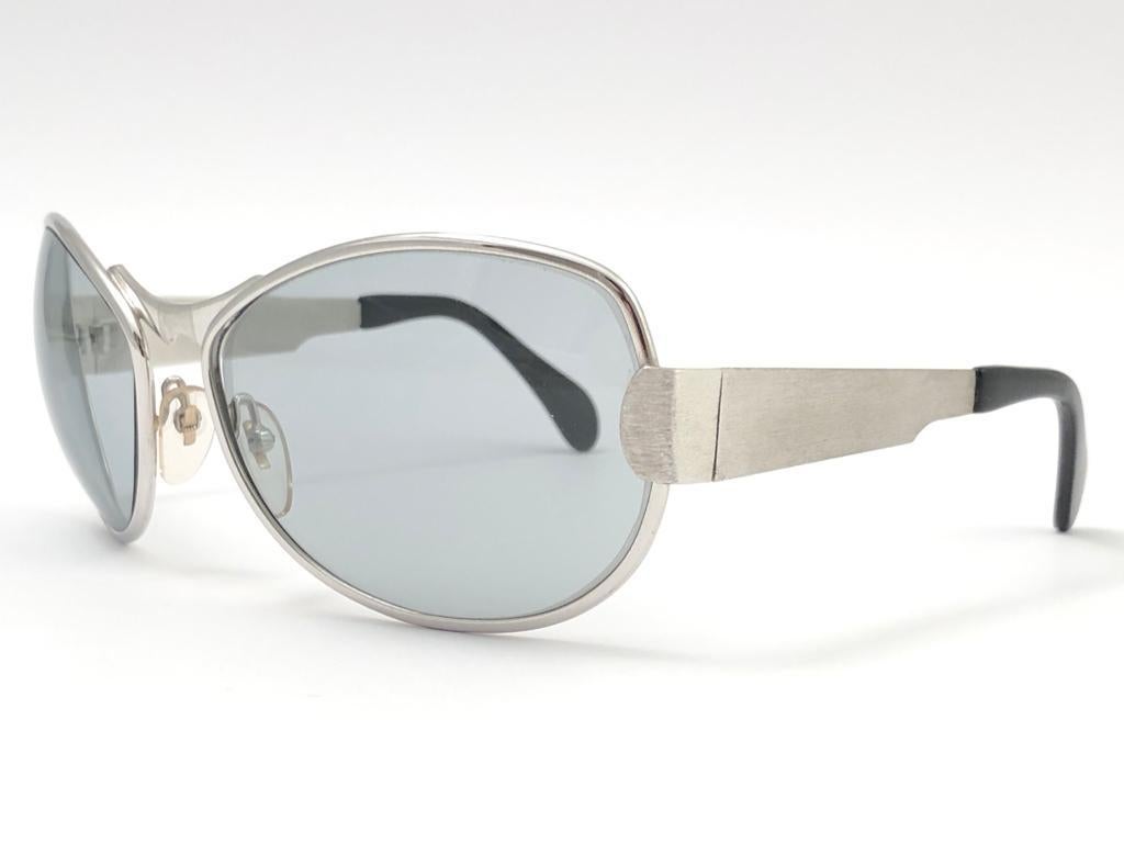Sunglasses circa 1970's by Neostyle.  

Please noticed this item its nearly 50 years old and has been on a private collection, therefore the frame show sign of wear according to age and minimum wear. 
Made in France.

FRONT :  15 CMS
LENS HEIGHT : 