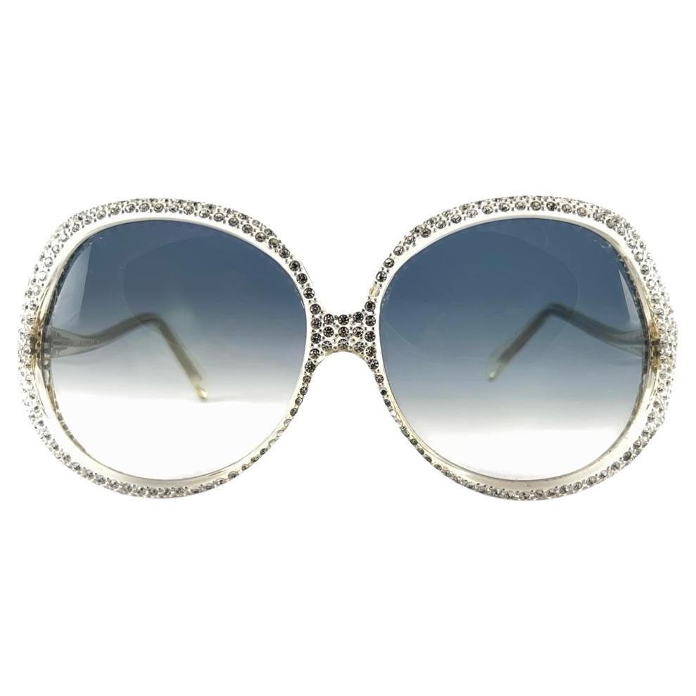 
Seltene Paar Oliver Goldsmith Transluzente Strass Akzente Sonnenbrille 
Mit einem Paar makelloser blauer Verlaufsgläser.
Ein seltenes und einzigartiges Stück
Dieser Artikel kann geringe Anzeichen von Verschleiß aufgrund der Lagerung zeigen