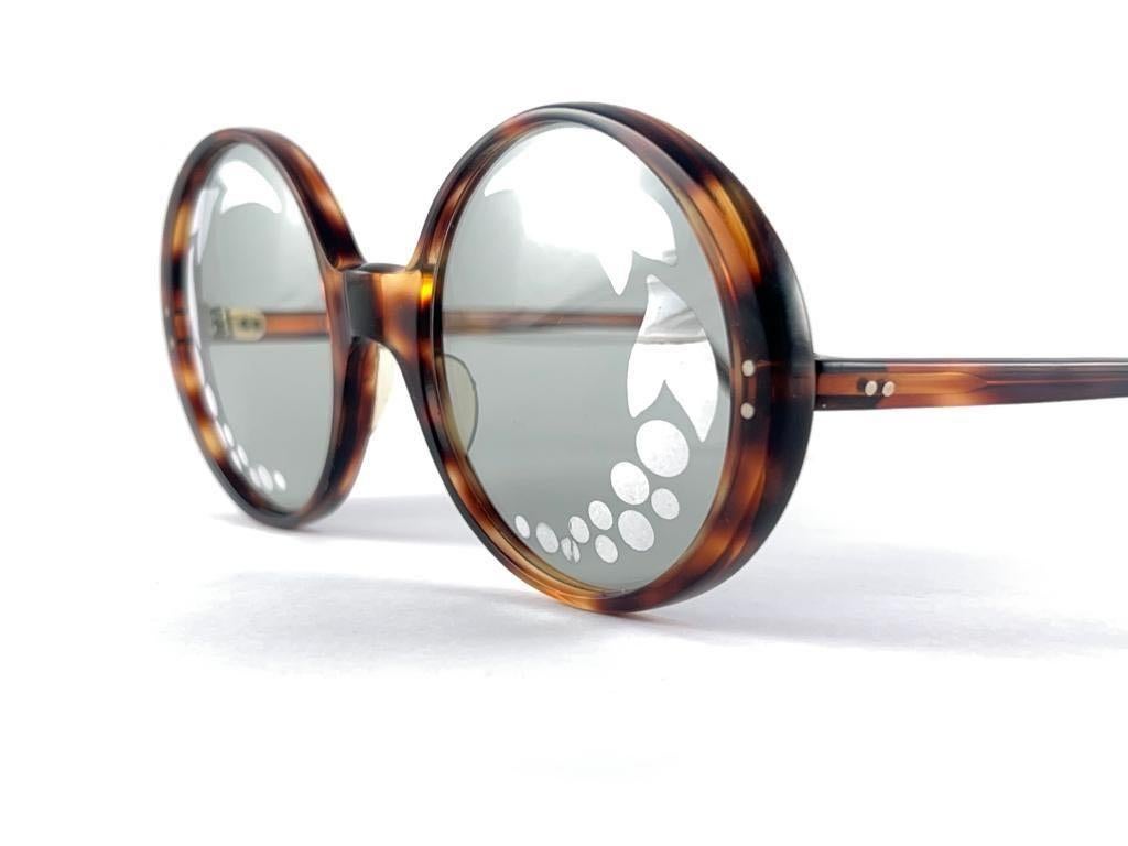 
Rare Pair Of Oliver Goldsmith oversized tortoise frame with special accented lenses. A true rarity never seen up for sale.

This Item May Show Minor Sign Of Wear Due To More Than 50 Years Of Storage


Made In England 1970's
 


Front               
